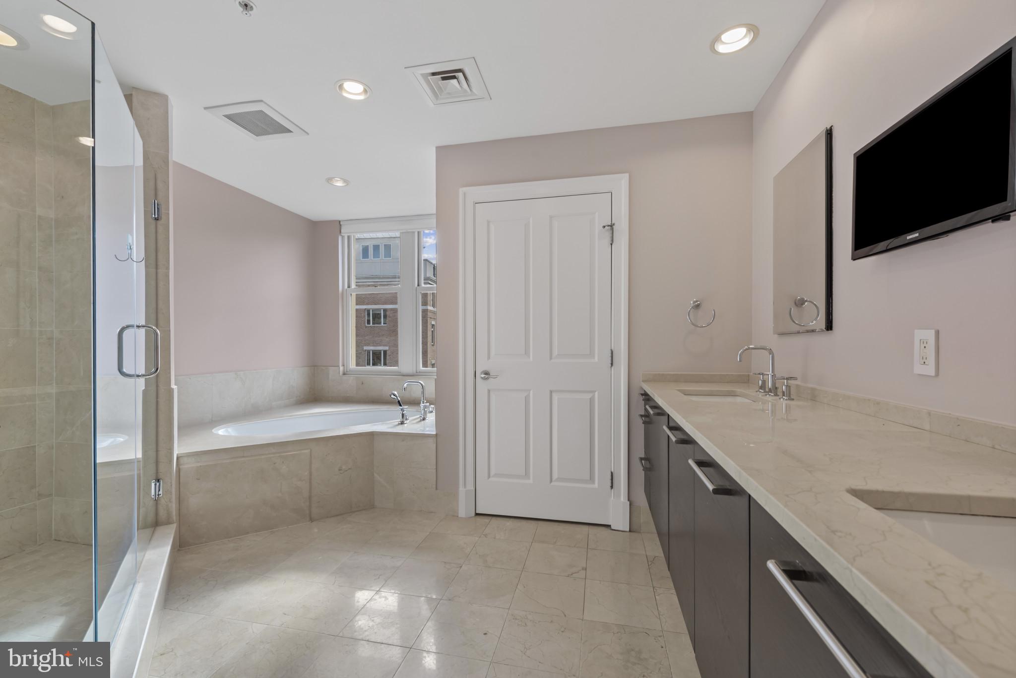 THE RITZ-CARLTON RESIDENCES - Residential Lease