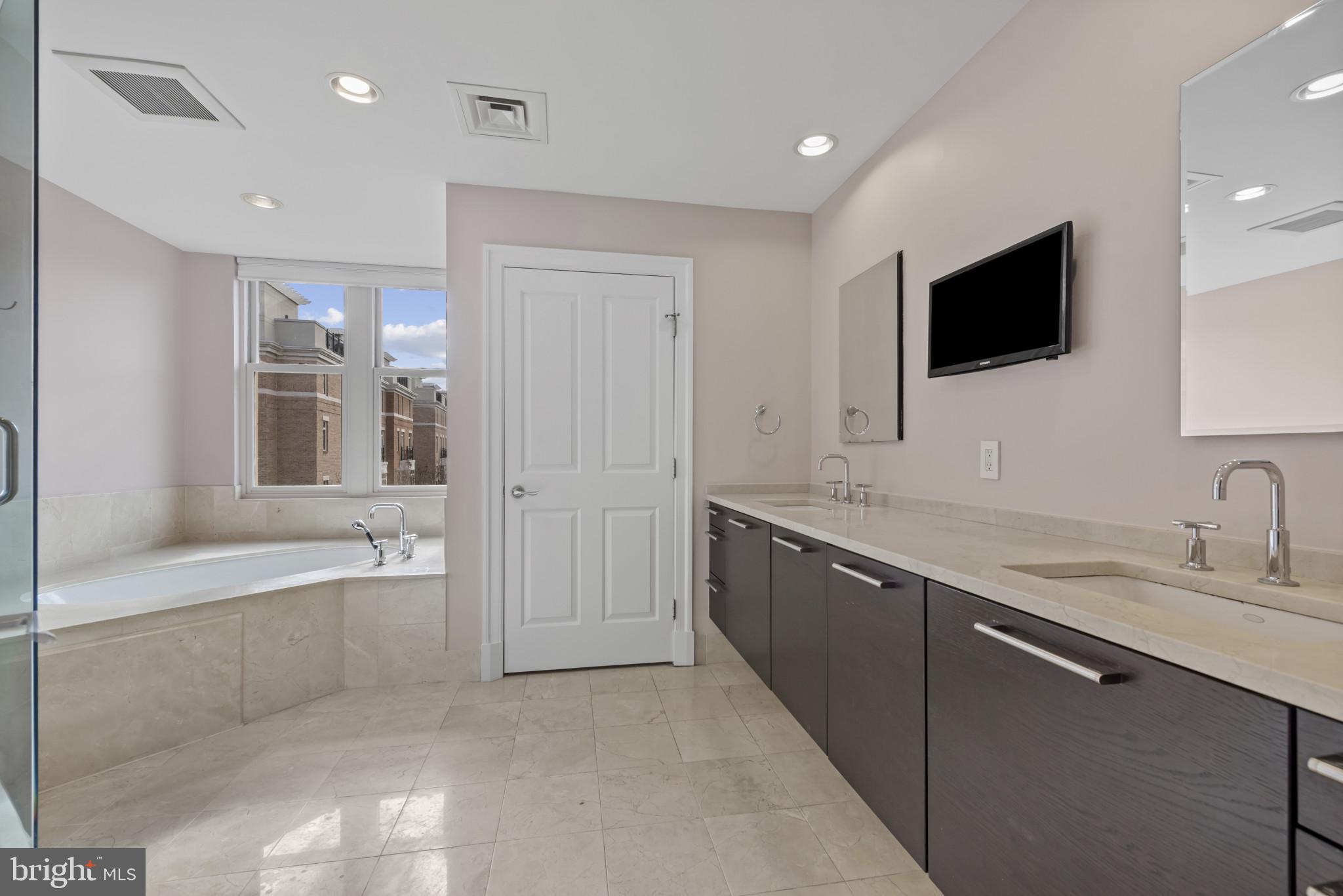 THE RITZ-CARLTON RESIDENCES - Residential Lease