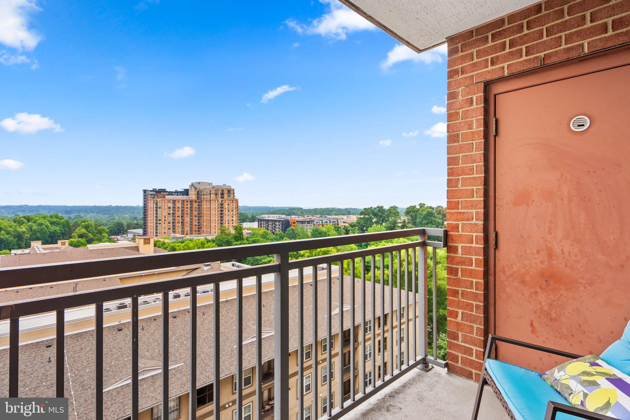 GALLERY AT WHITE FLINT - Residential