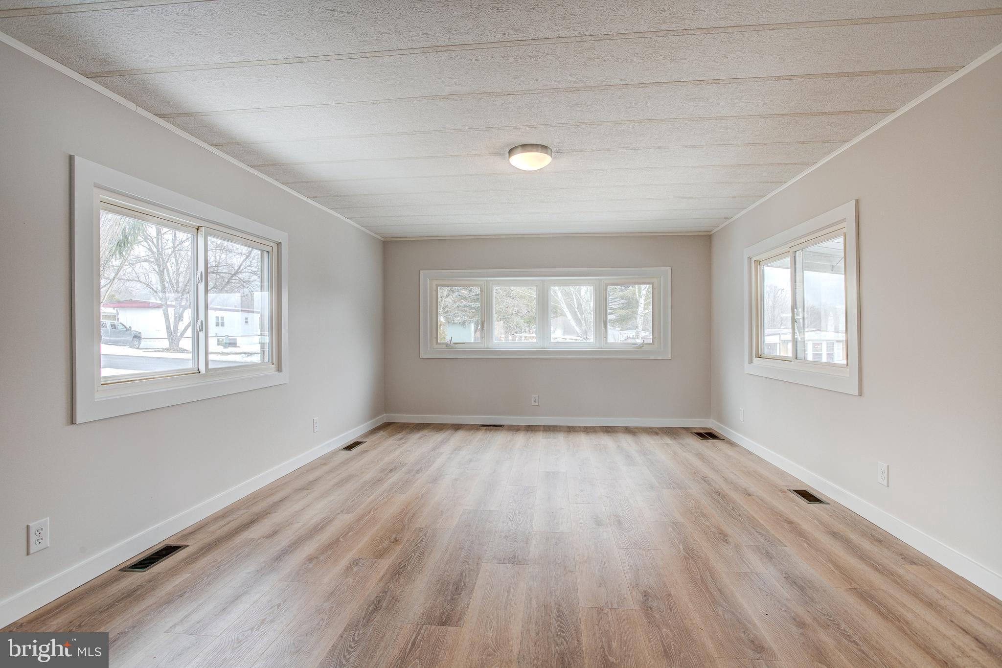 CONTINENTAL COURTS - Residential