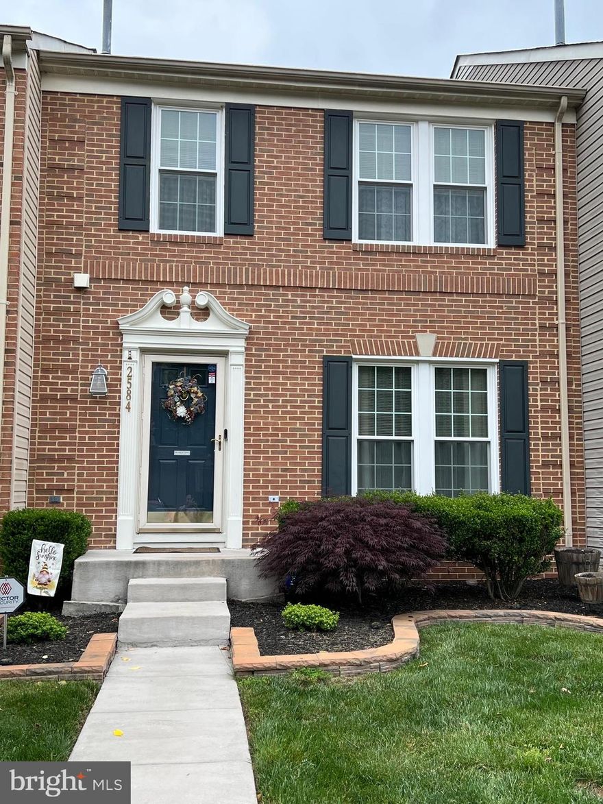 Well maintained townhouse in River Oaks. Three finished levels with 3
bedrooms, 2 full baths, 2 half baths.  Walk out basement to patio and fenced in yard.  Main level deck. Convenient to shopping, schools, and commuting options. Rent includes amenities of River Oaks such as tot lots, tennis courts, pool, and more. Quick move-in possible after application approval.