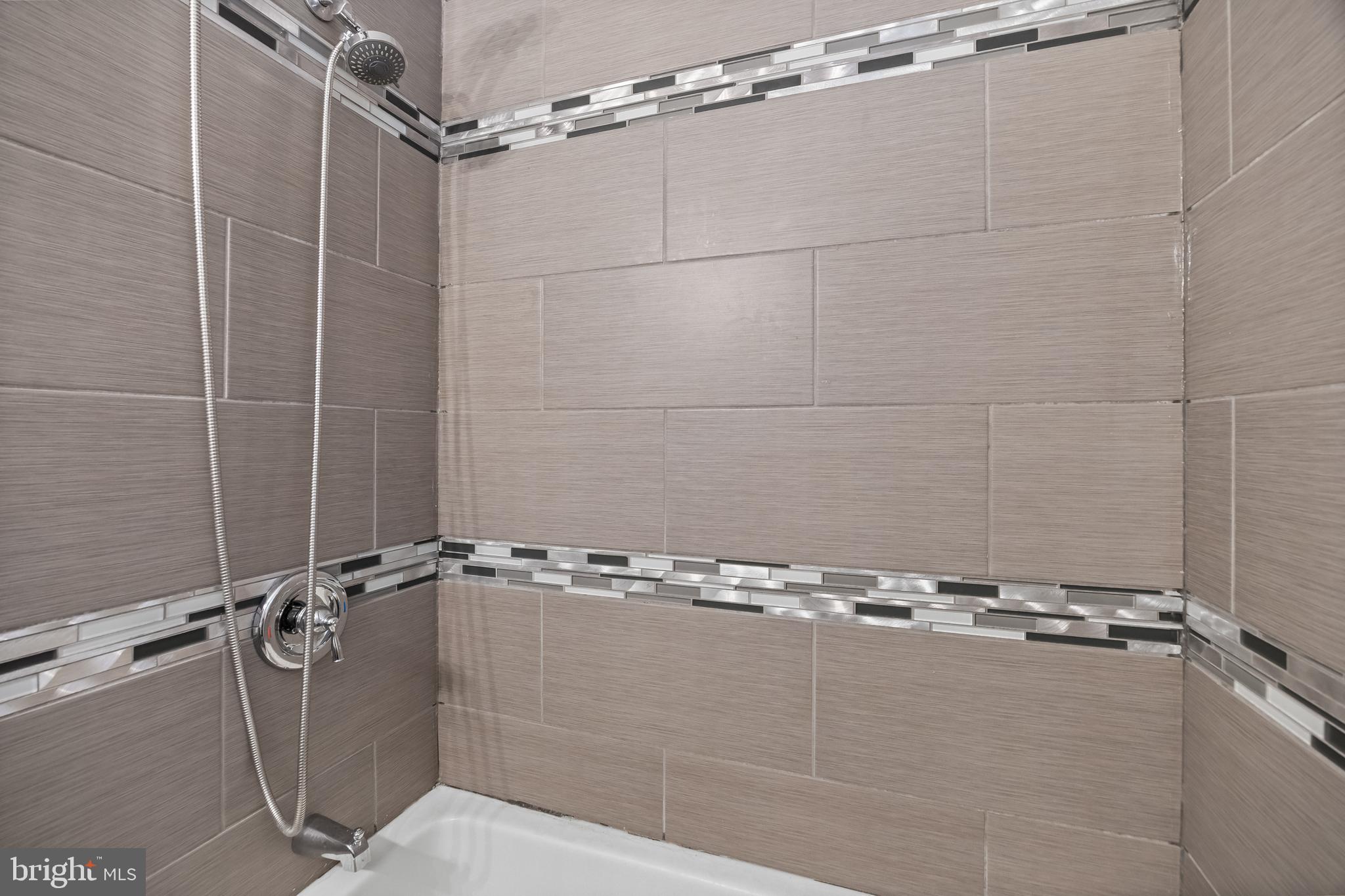 GLADSTONE MANOR - Residential