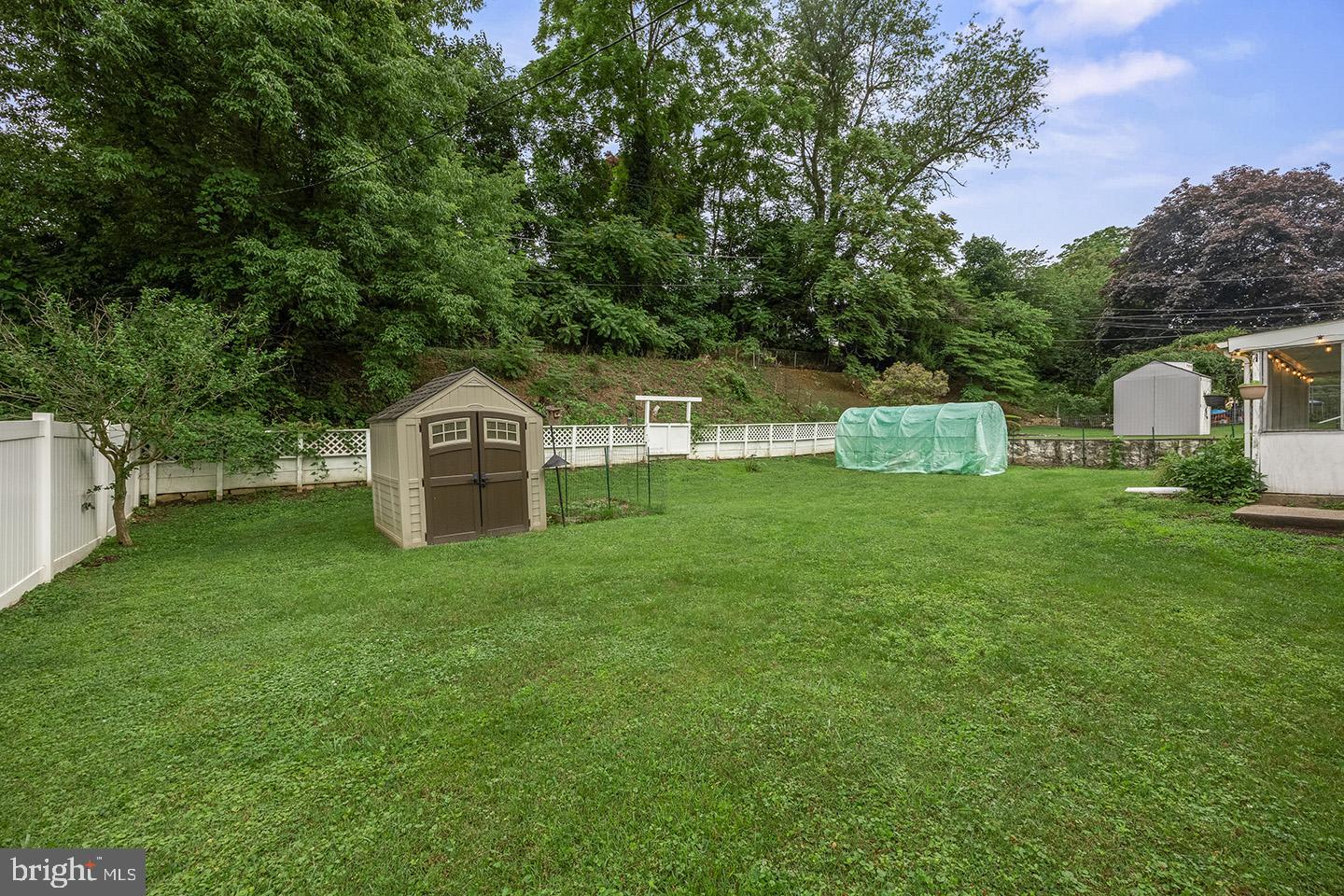 GLADSTONE MANOR - Residential