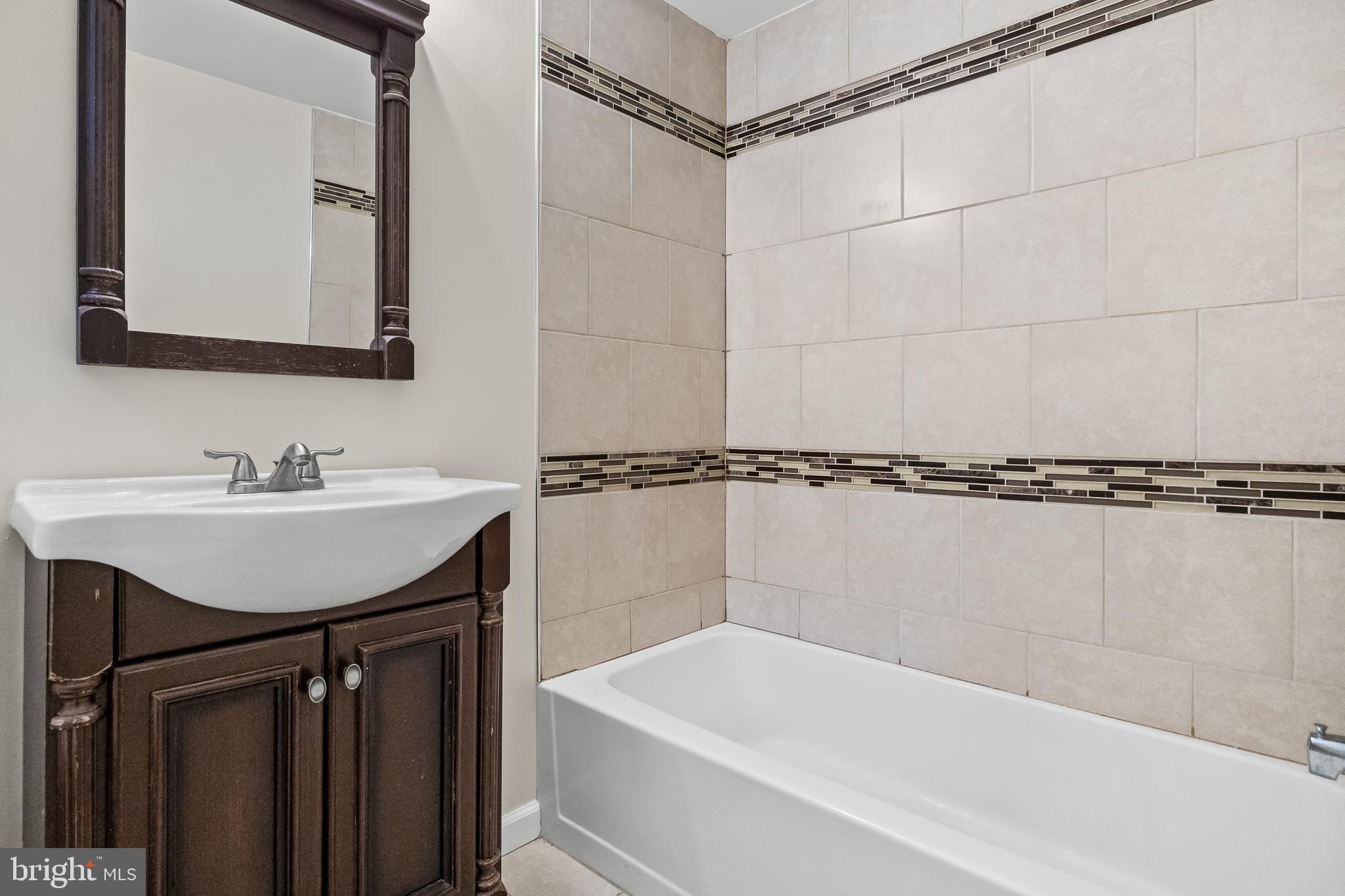 GLADSTONE MANOR - Residential