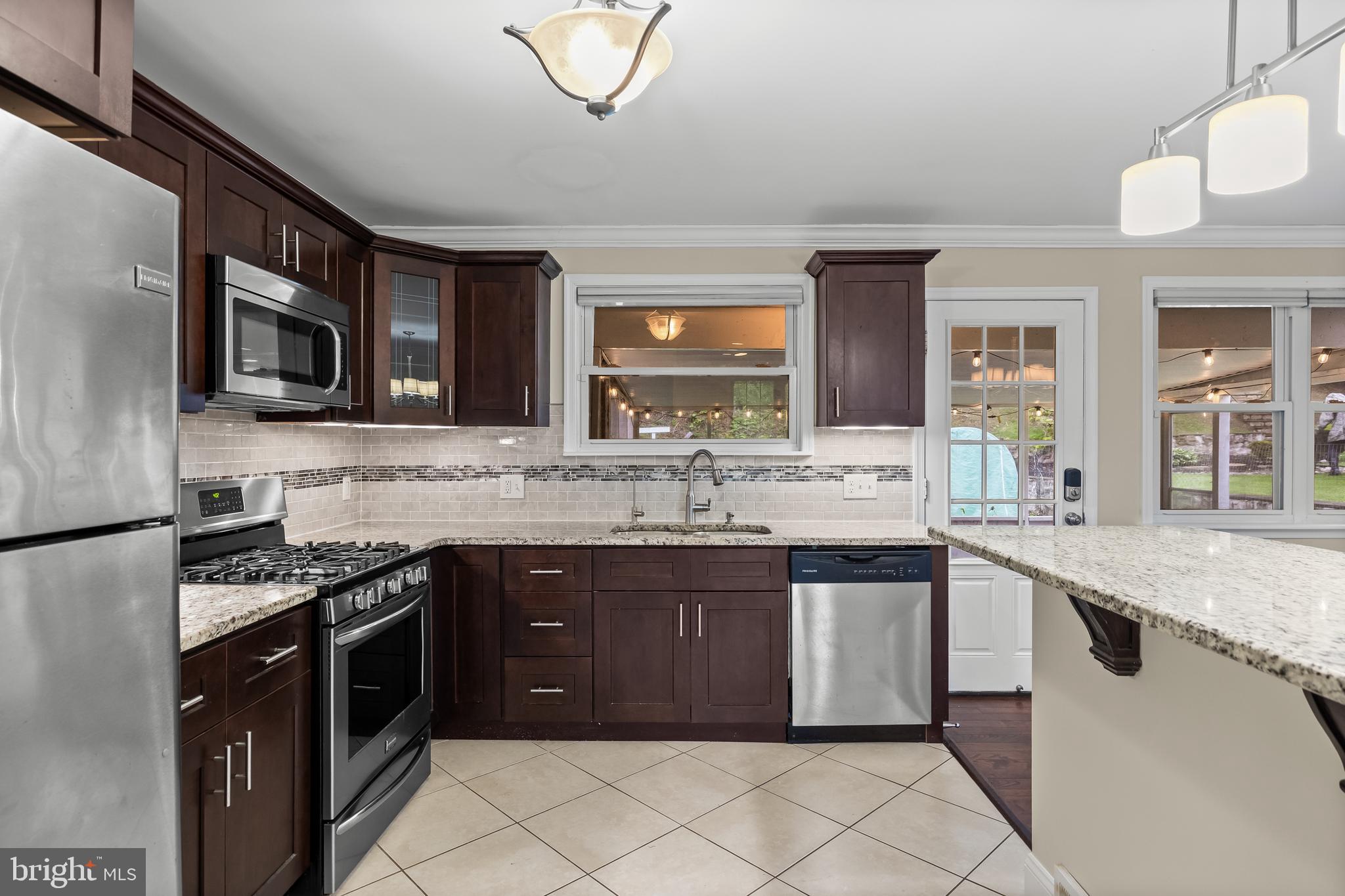 GLADSTONE MANOR - Residential