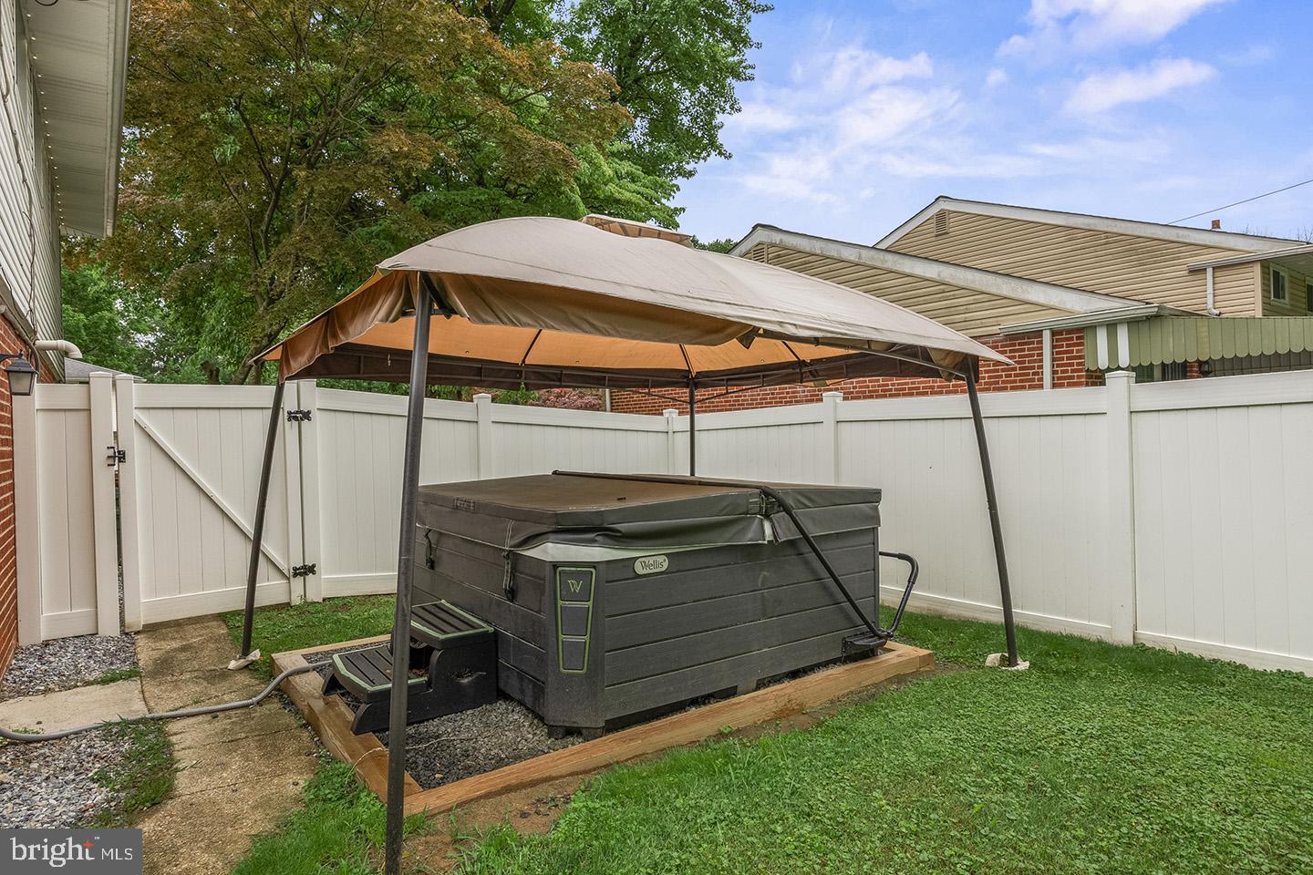 GLADSTONE MANOR - Residential