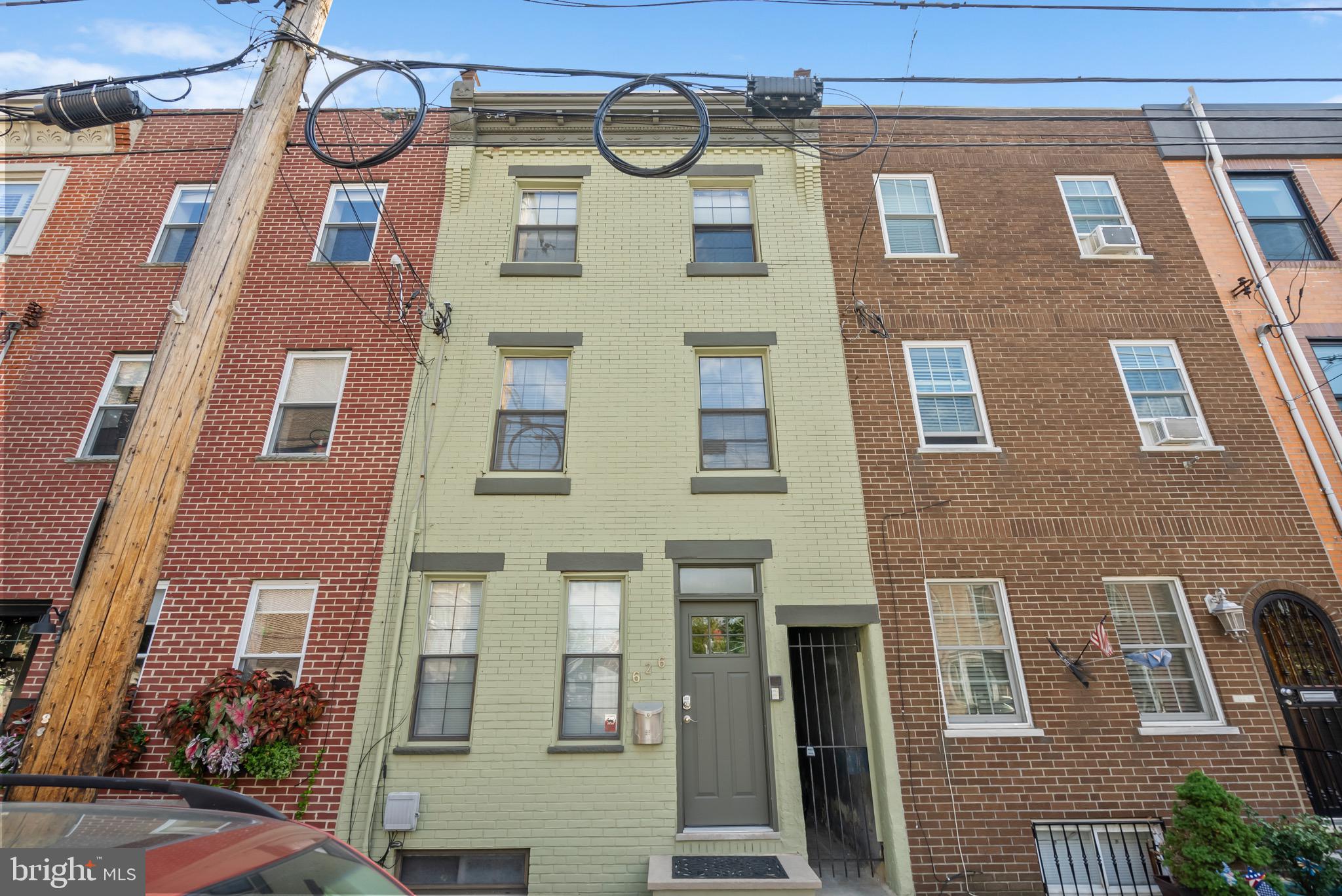 Enjoy this bright and inviting 1-bedroom, 1-bath apartment featuring central air and the convenience of in-unit laundry. This unit also includes a spacious private outdoor area, perfect for relaxing or entertaining!
Located in the sought-after Queen Village neighborhood, you will be just minutes from I-95, the Italian Market, South Street, and a wide selection of local shops and restaurants.