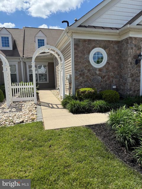 27 DOVE COURT HAMILTON NJ 08690