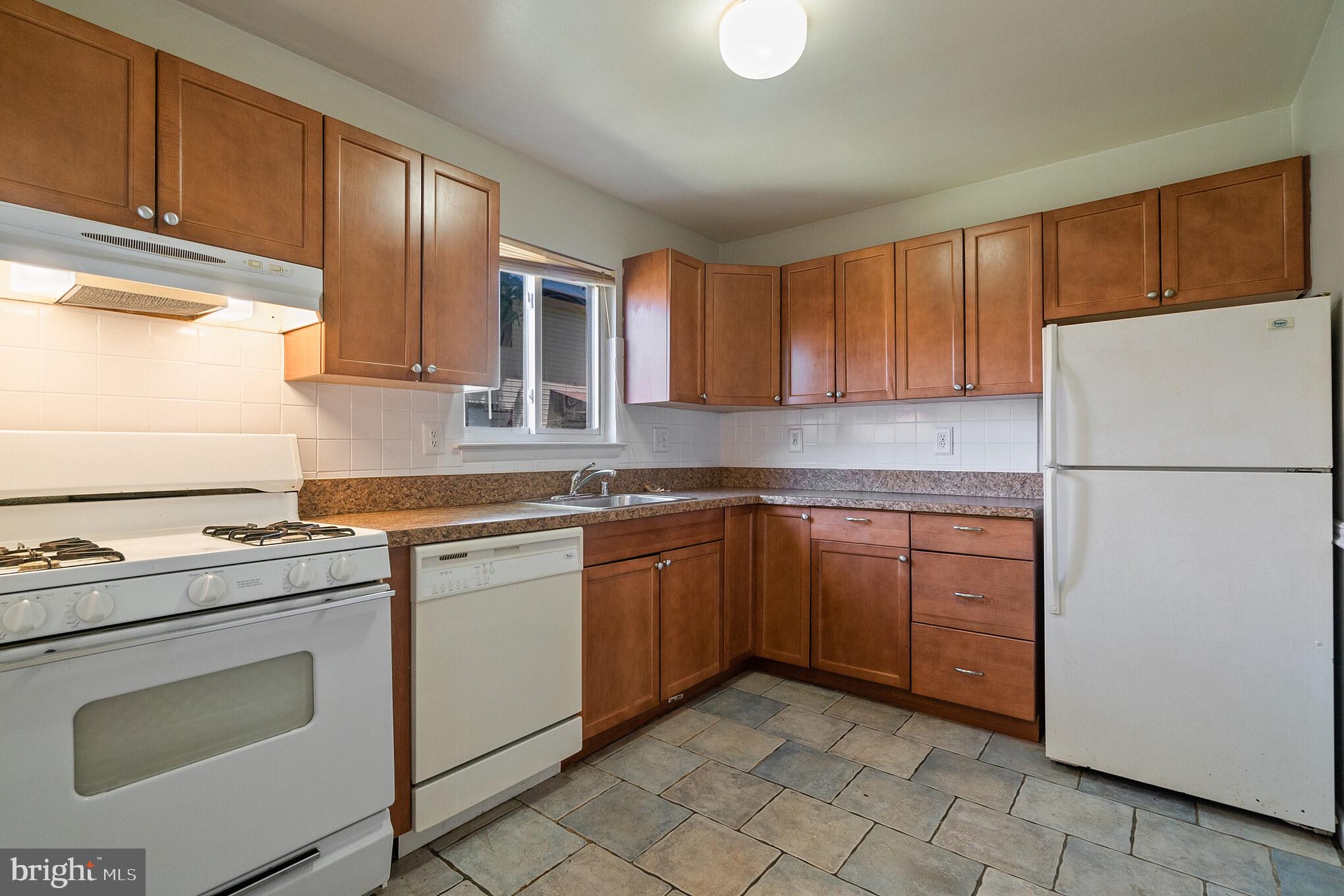 PINEWOOD LAWNS - Residential Lease