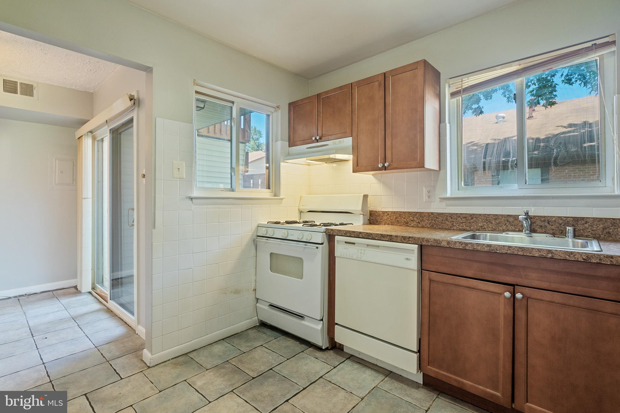 PINEWOOD LAWNS - Residential Lease