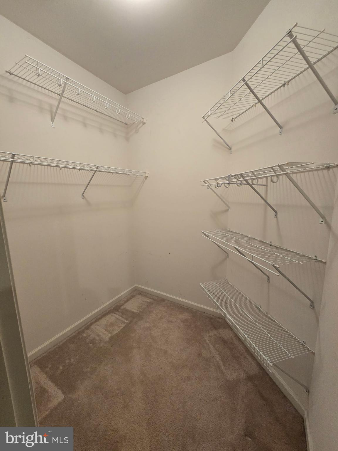 ROUND HILL - Residential