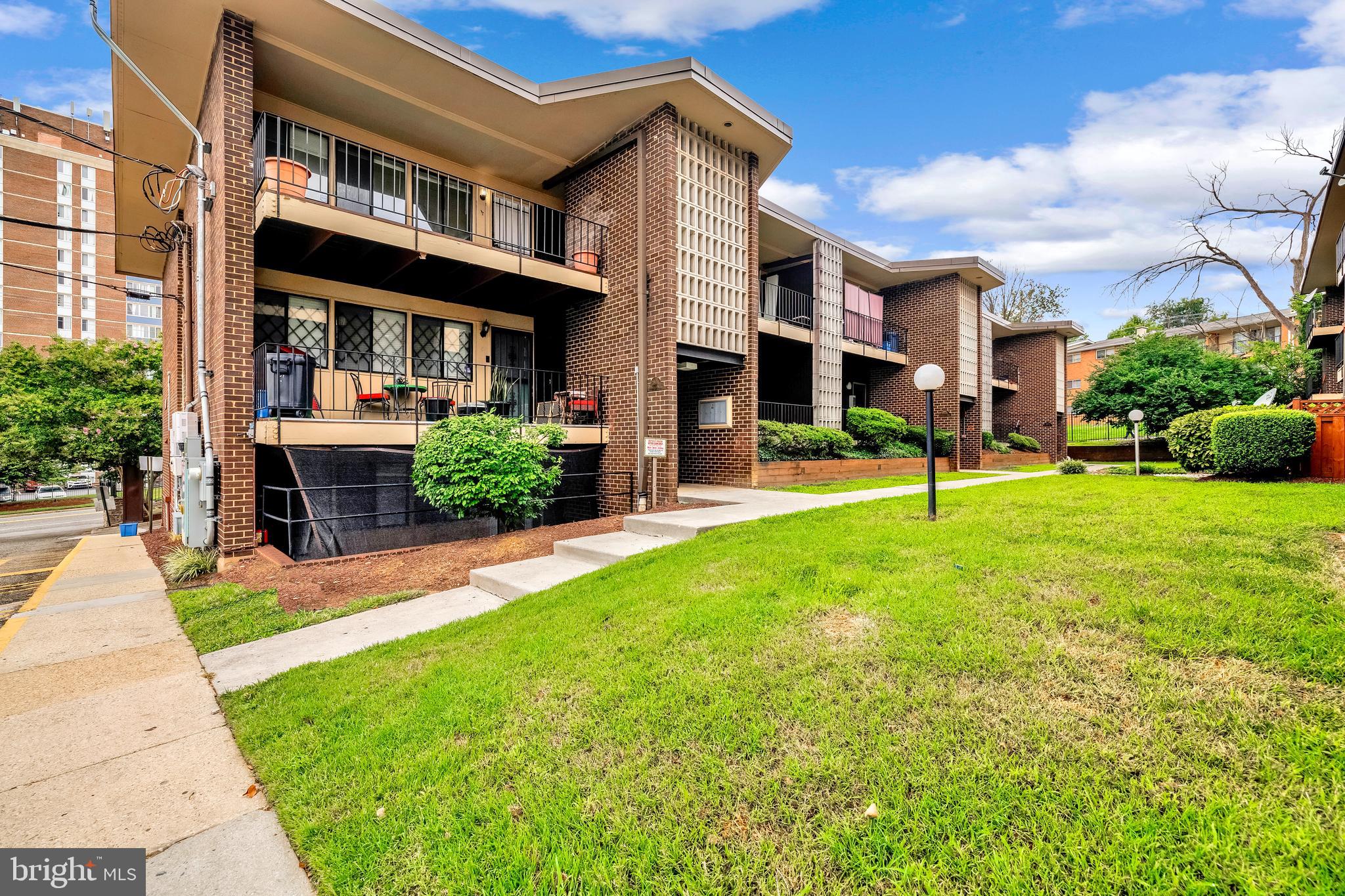 Freshly painted 2 bedrooms, 1.5 baths condo! New carpet, new fridge and updated appliances.
Assigned parking place included.
Pets are welcome! Case by case approved. $500 pet non refundable pet fee, $50 pet rent.
Available immediately!