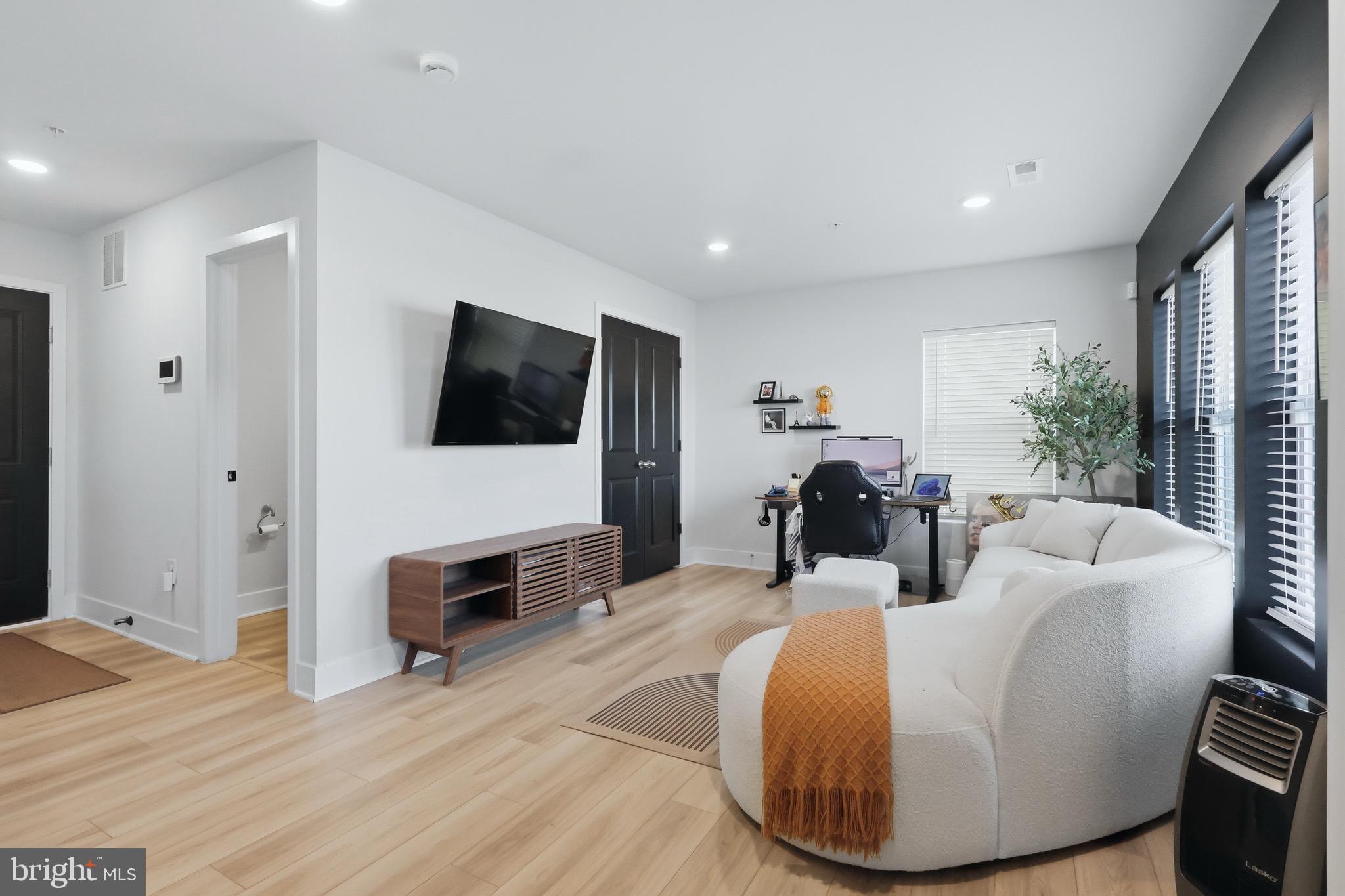 6894 BARROWFIELD PL