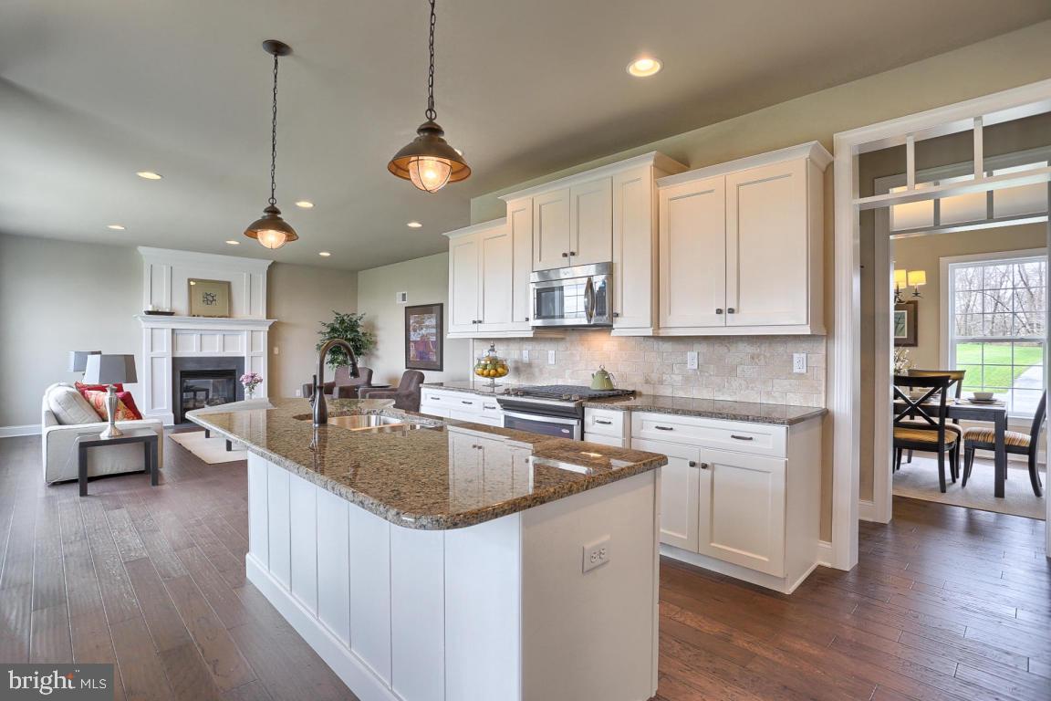 COUNTRY MEADOWS - Residential