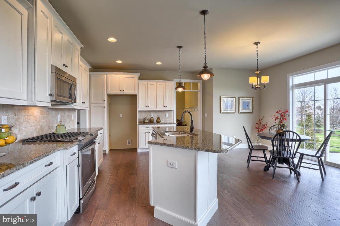 COUNTRY MEADOWS - Residential