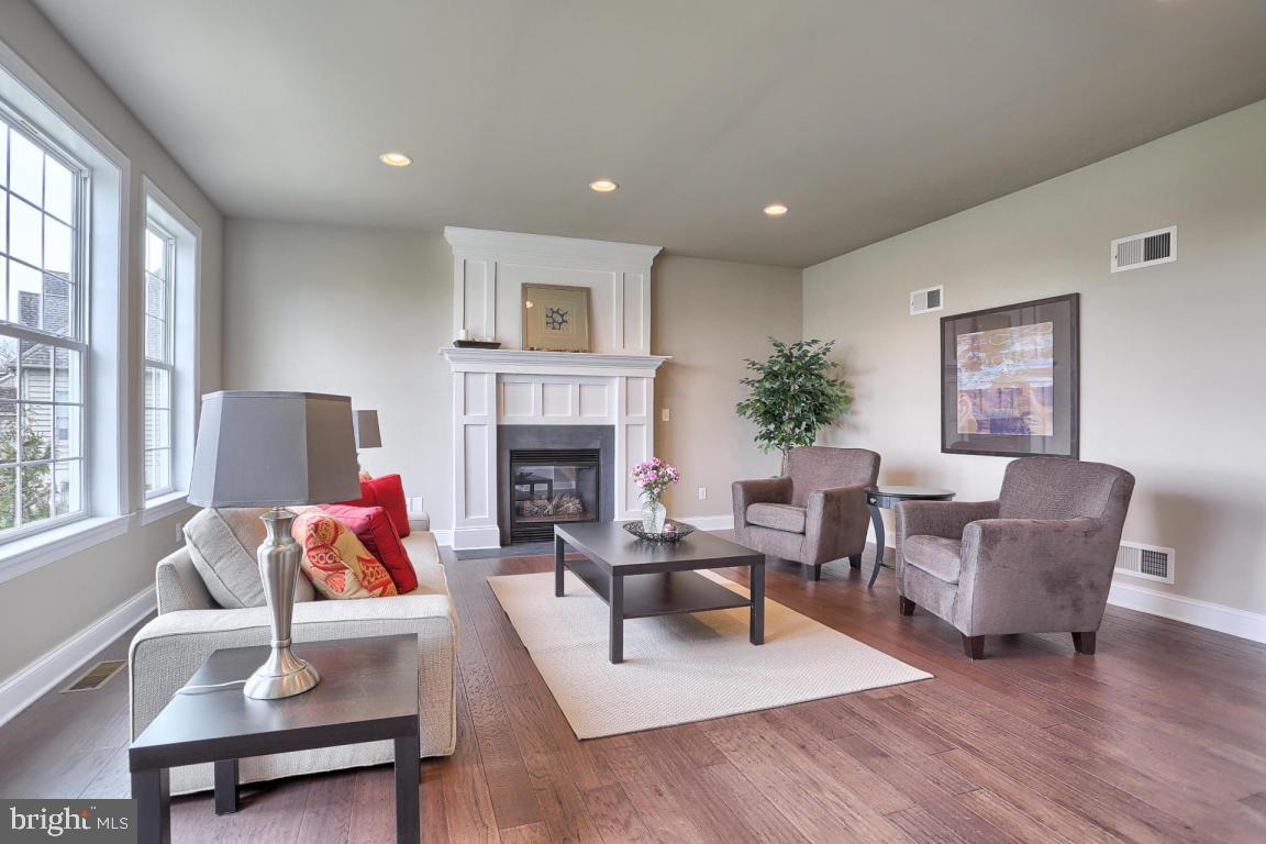 COUNTRY MEADOWS - Residential