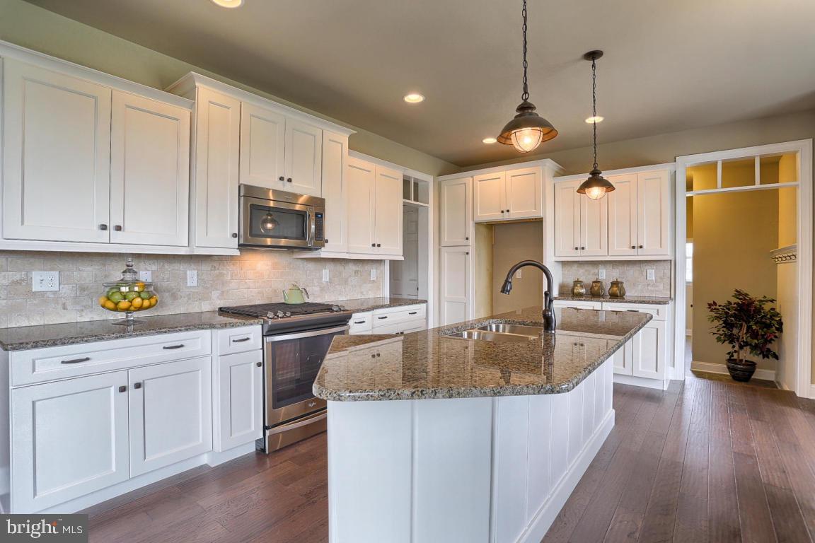 COUNTRY MEADOWS - Residential