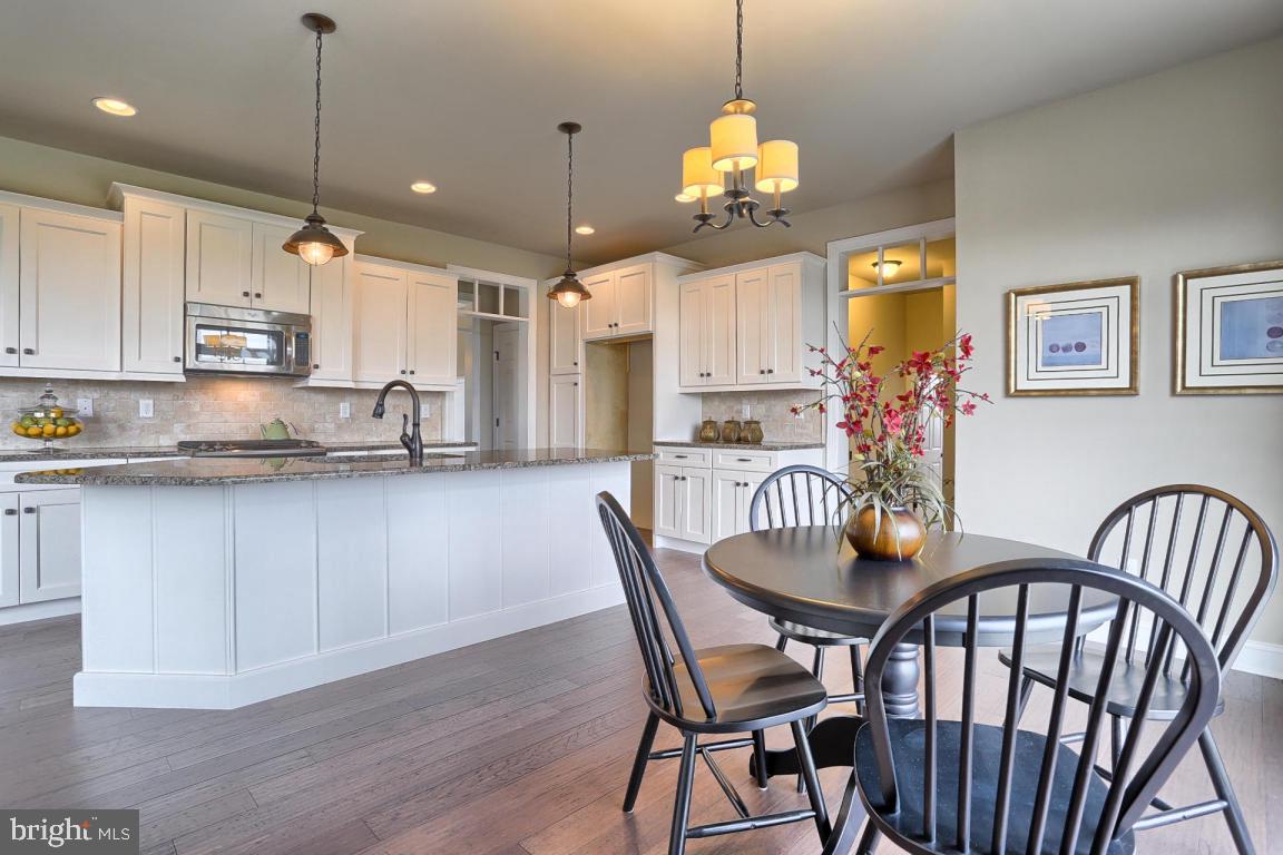 COUNTRY MEADOWS - Residential