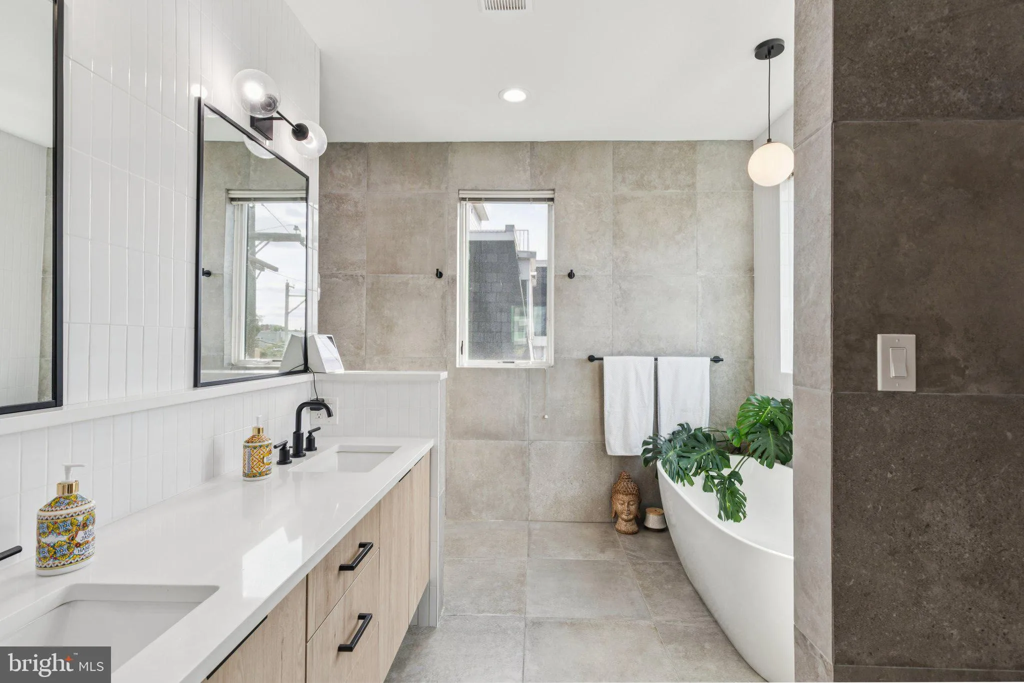 Philadelphia, Pennsylvania 19146, United States, 4 Bedrooms Bedrooms, ,3 BathroomsBathrooms,Residential,Active,224234