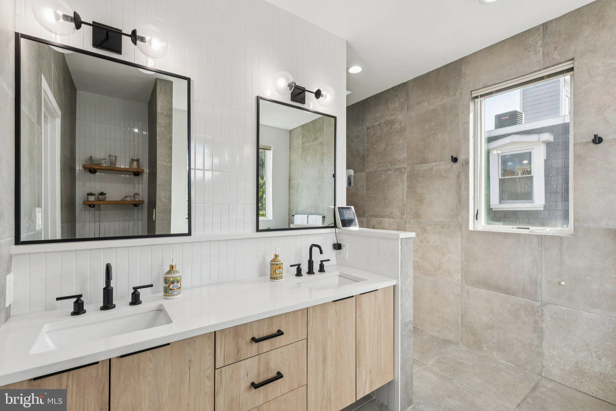 Philadelphia, Pennsylvania 19146, United States, 4 Bedrooms Bedrooms, ,3 BathroomsBathrooms,Residential,Active,224234