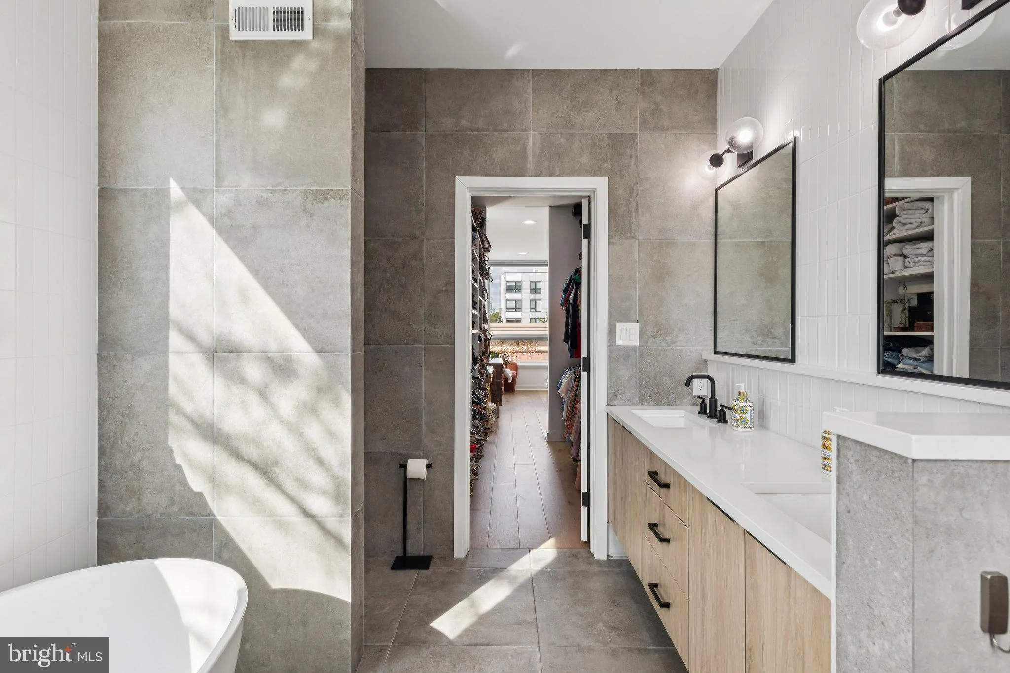 Philadelphia, Pennsylvania 19146, United States, 4 Bedrooms Bedrooms, ,3 BathroomsBathrooms,Residential,Active,224234