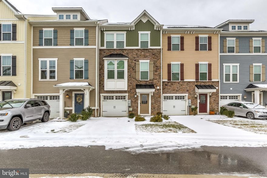 WELL MAINTAINED AND UPGRADED TOWNHOME IN SHELTERED HARBOR.  UPDATED BACKSPLASH AND PAINT.  FULLY FINISHED LOWER LEVEL COMPLETE WITH HALF BATH.  HARDWOOD FLOORS THROUGHOUT MAIN LEVEL WITH UPGRADED GRANITE, BACKSPLASH, SS APPLIANCES AND LIGHT FIXTURES.   3 BEDROOMS ON UPPER LEVEL WITH 2 FULL BATHS.    ALL COMPOSITE DECK OFF THE KITCHEN.    ASK ABOUT BOAT SLIPS!