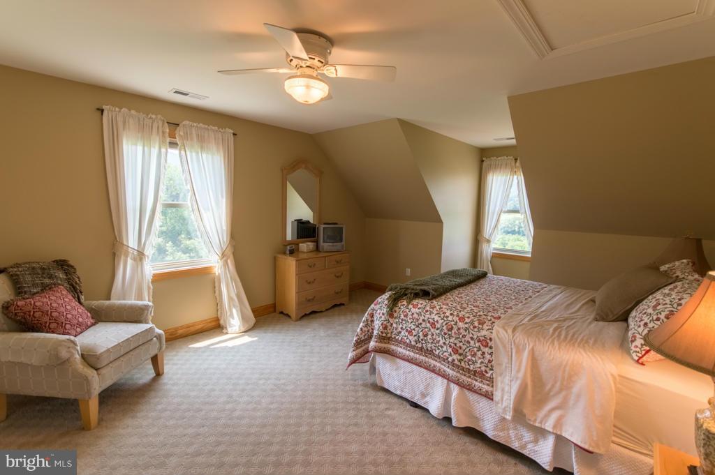 ROUND MOUNTAIN - Residential