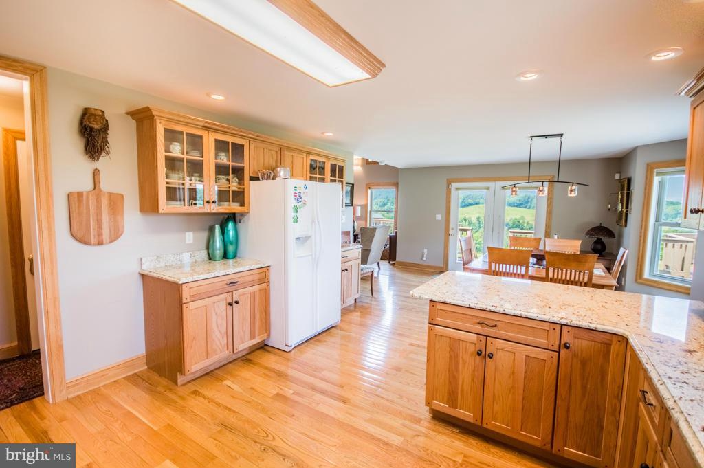 ROUND MOUNTAIN - Residential