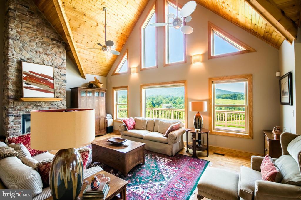 ROUND MOUNTAIN - Residential