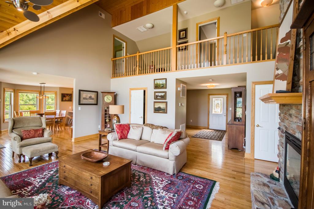 ROUND MOUNTAIN - Residential