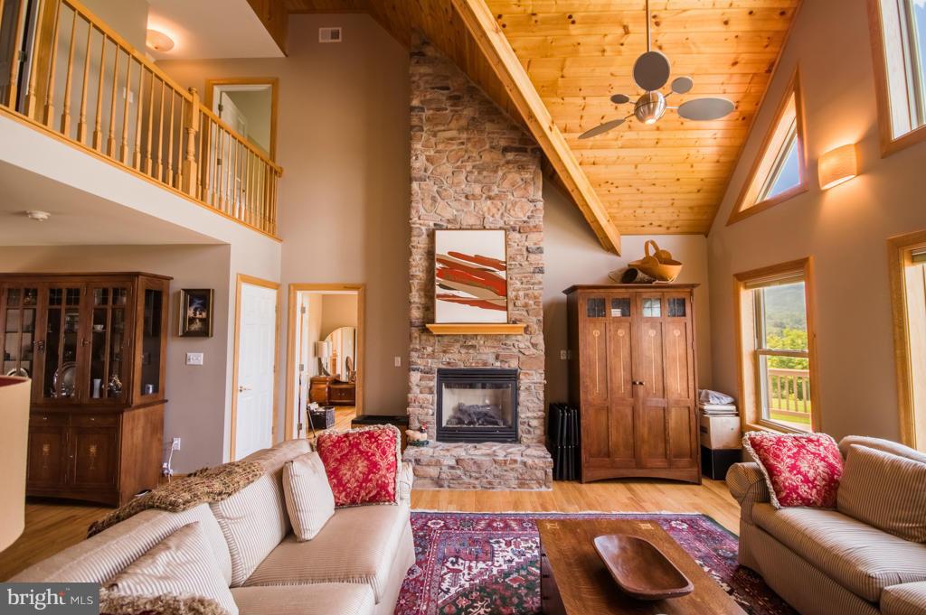 ROUND MOUNTAIN - Residential