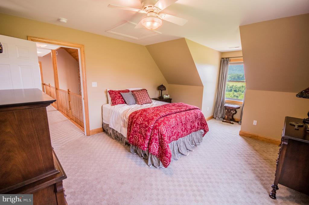 ROUND MOUNTAIN - Residential