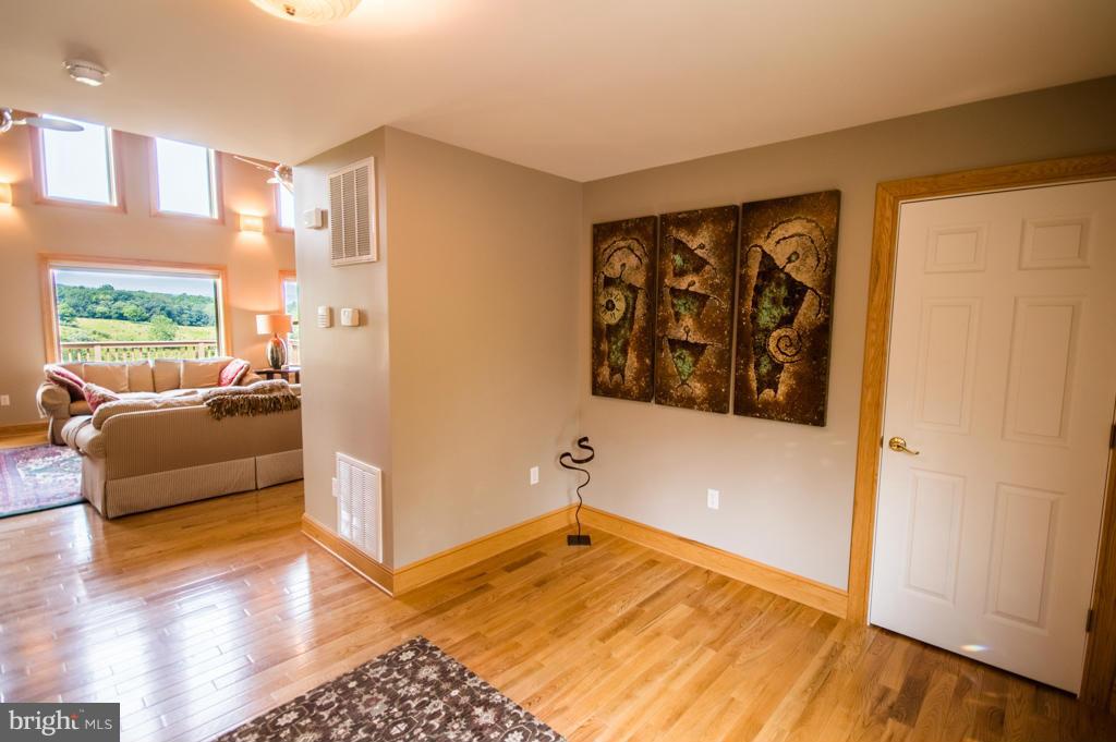 ROUND MOUNTAIN - Residential