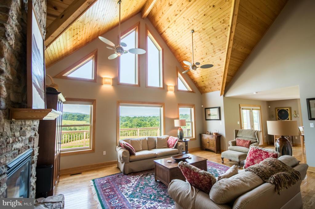 ROUND MOUNTAIN - Residential