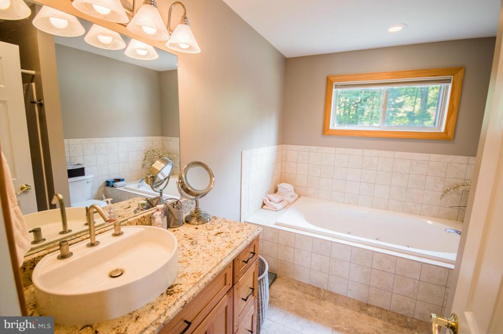 ROUND MOUNTAIN - Residential