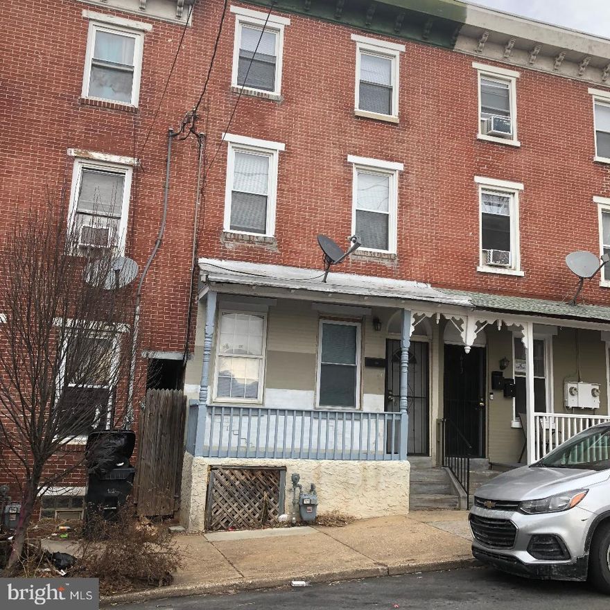 Quaker Hill Area: 4 Bedroom, 1.5 Baths,  3 Story Townhouse.  This home is ready for either an investor or first time home buyer now!!! All that the new owner will need to do is MOVE IN! This home is priced to SELL!
This property is great for investors, rental ready!!