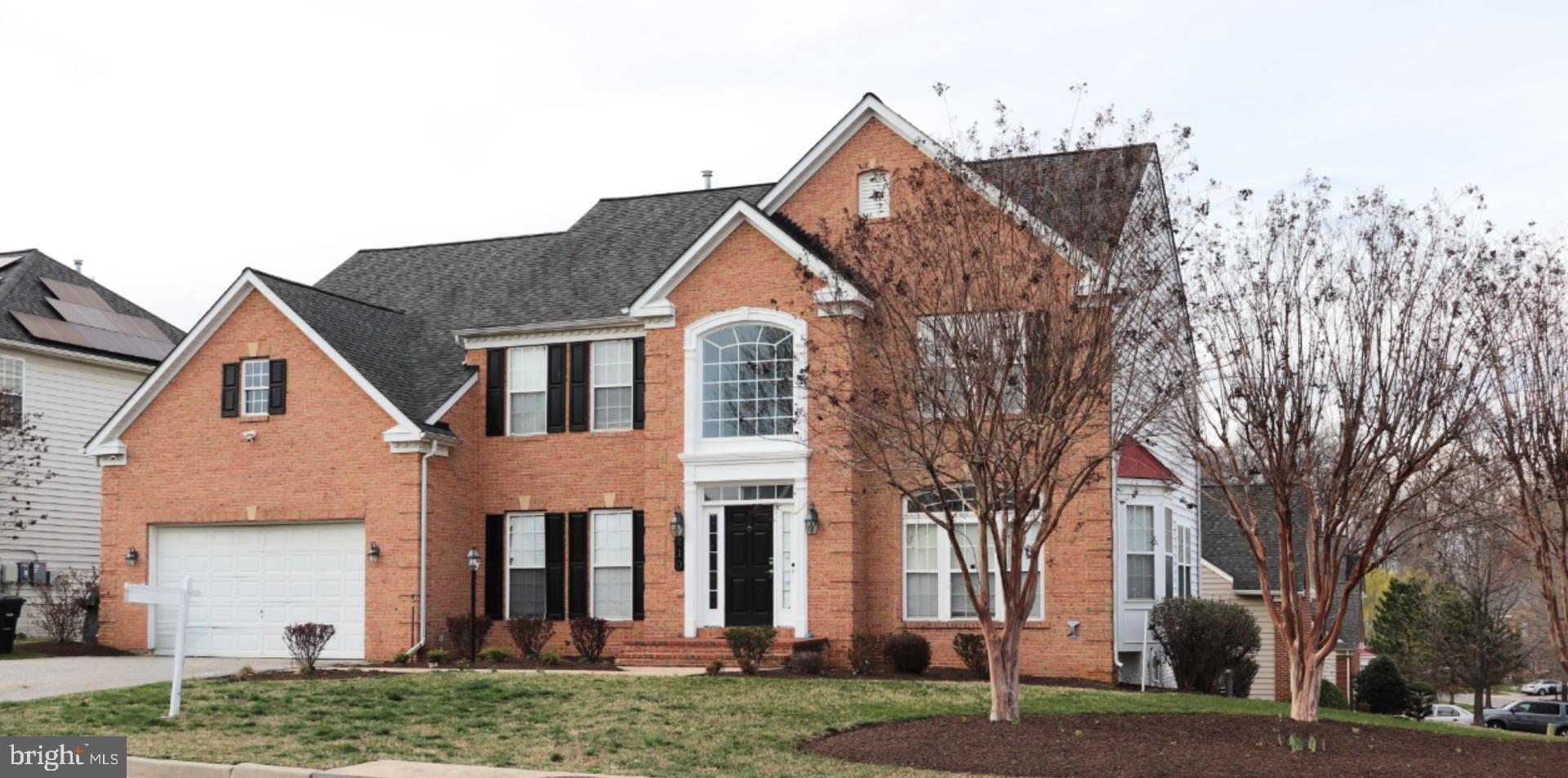 Welcome to 210 Potomac Ridge Dr.! Beautiful home with 4 spacious bedrooms, 3.5 baths, open floor plan with lots of natural light. Recently upgraded modern kitchen and all updated bathrooms, gleaming hardwood floors, inviting foyer with large crystal chandelier, family room with high ceilings, formal dining room, walkout basement ready to be finished with bathroom rough in. . The Potomac Ridge subdivision is conveniently located within close proximity to National Harbor, easy access to the beltway and other major commuting routes.