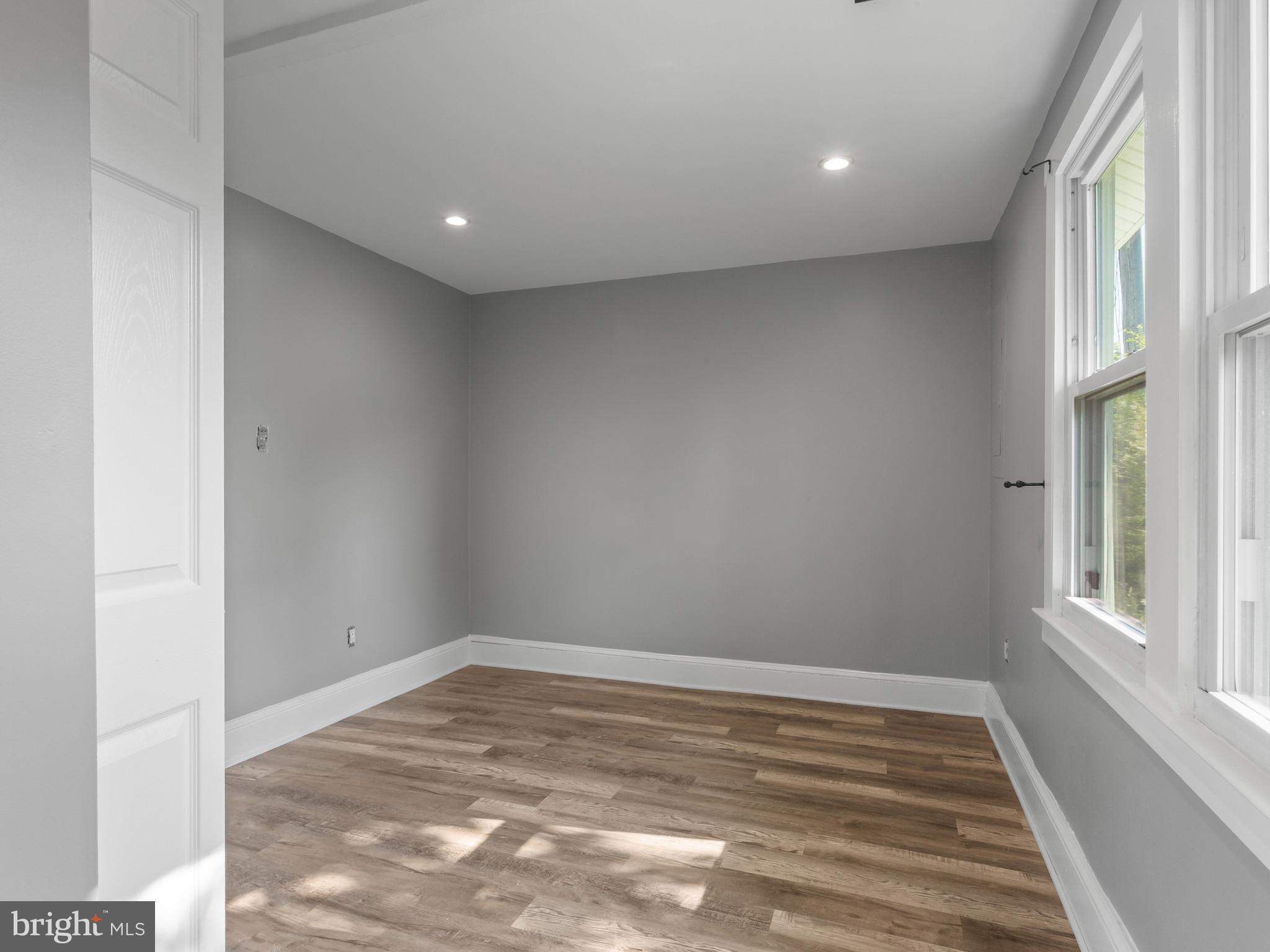 WOODLAND BEACH - Residential