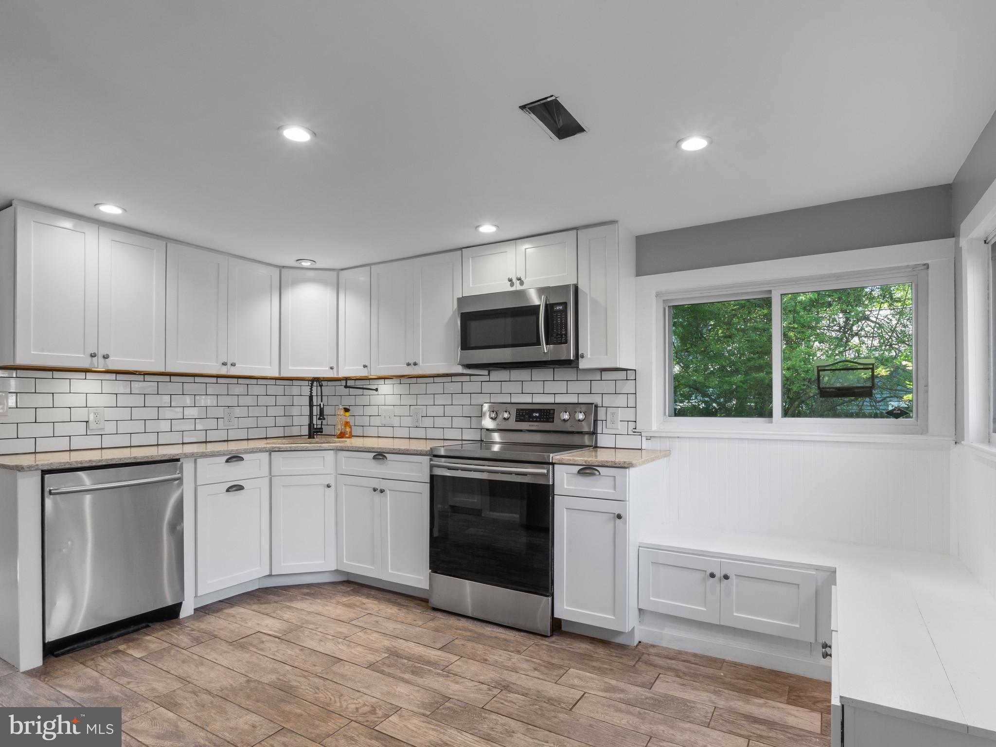 WOODLAND BEACH - Residential
