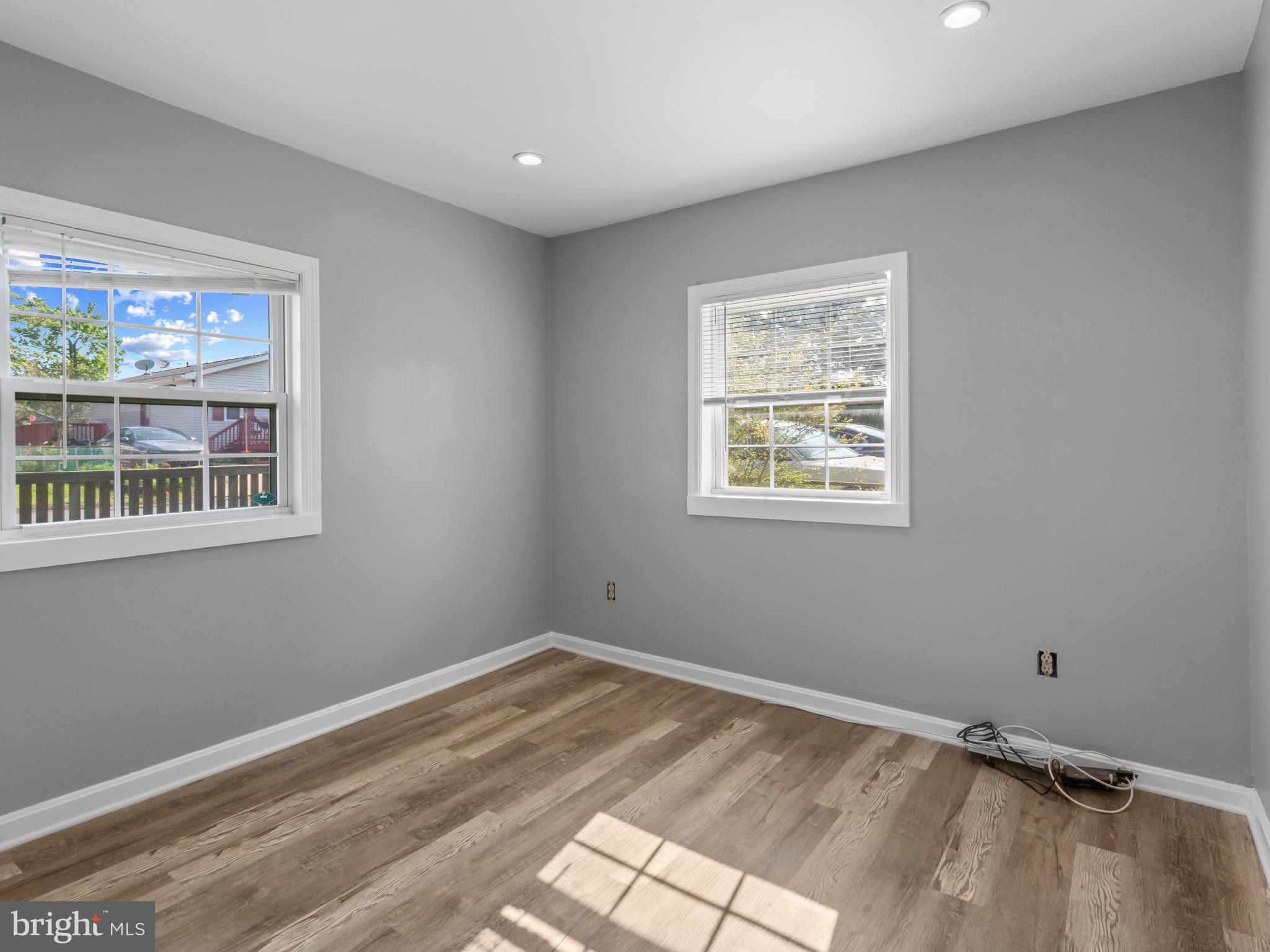 WOODLAND BEACH - Residential