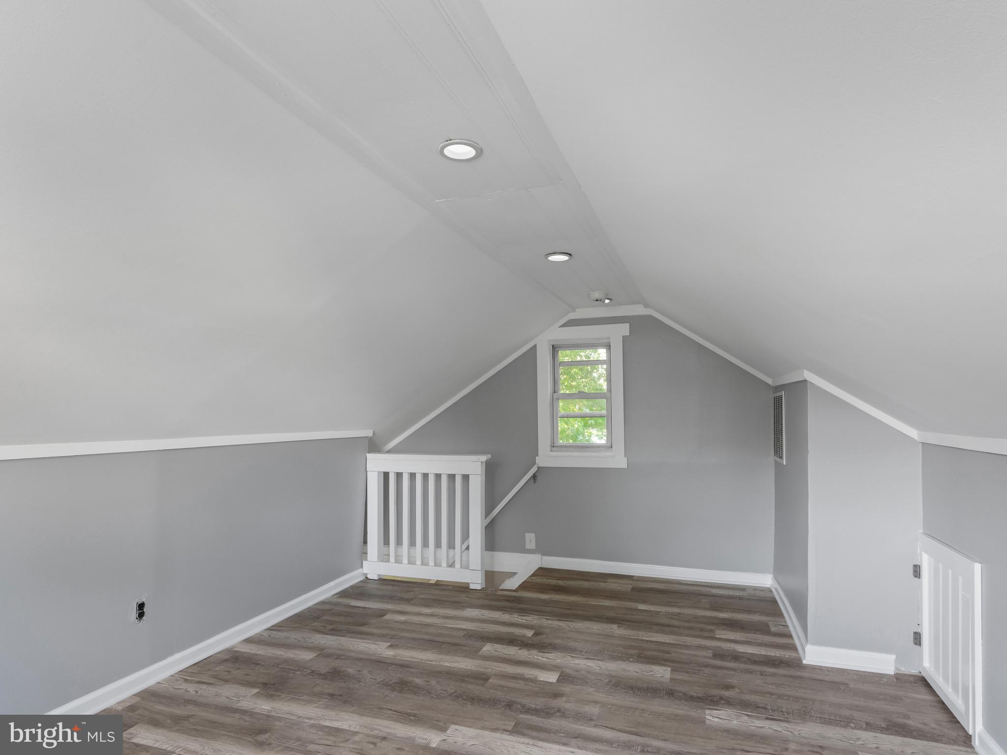 WOODLAND BEACH - Residential