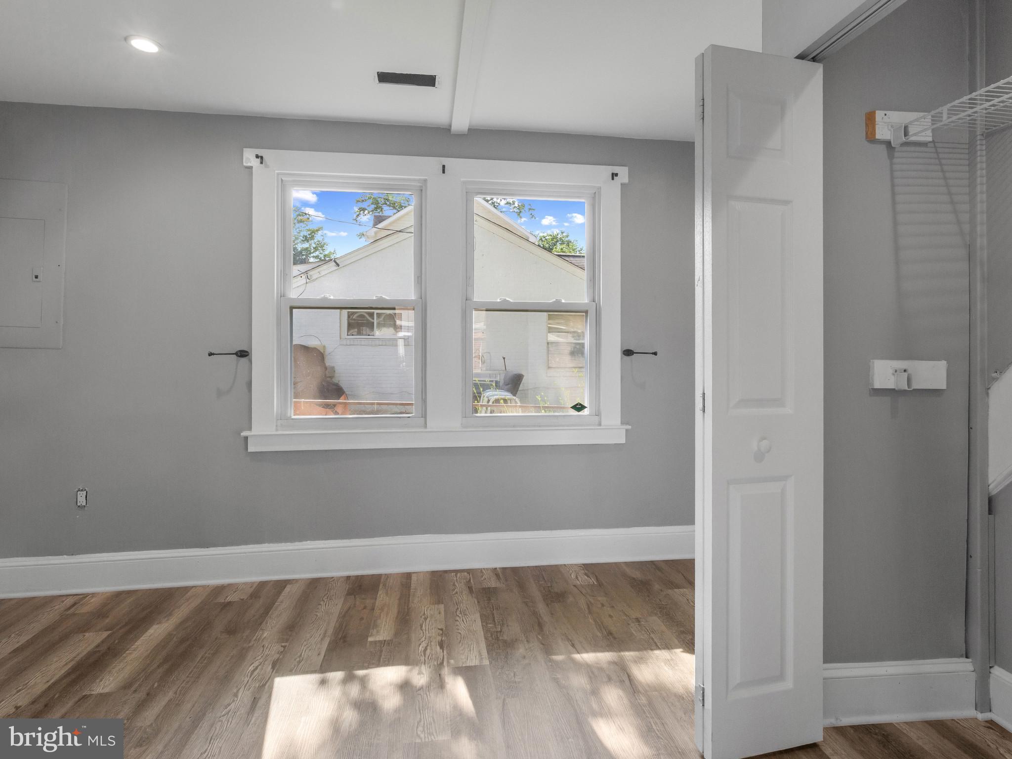 WOODLAND BEACH - Residential