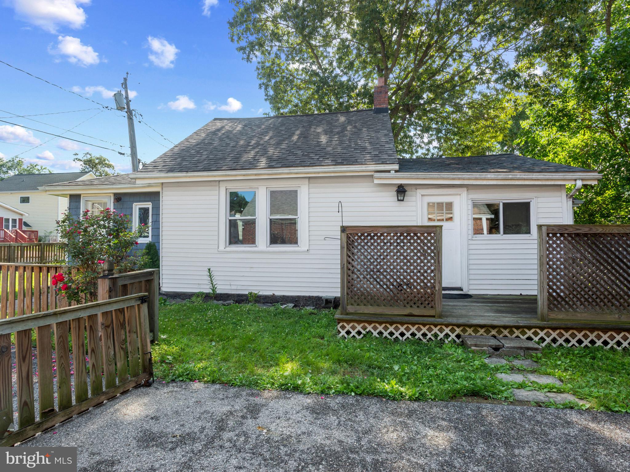 WOODLAND BEACH - Residential