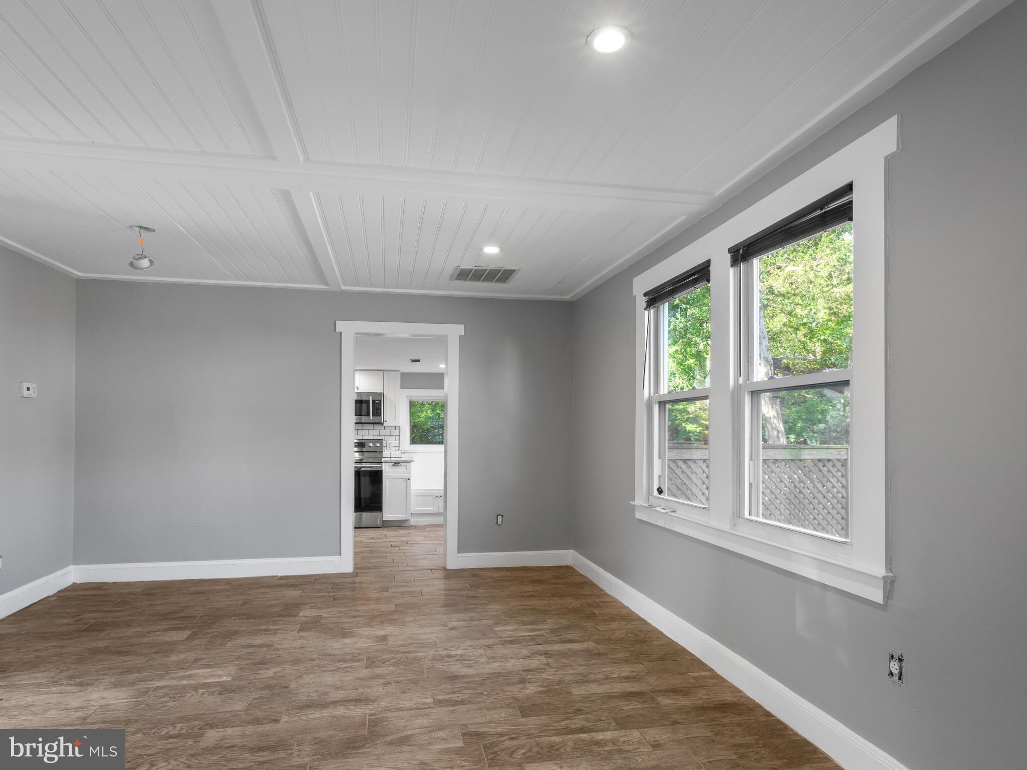 WOODLAND BEACH - Residential