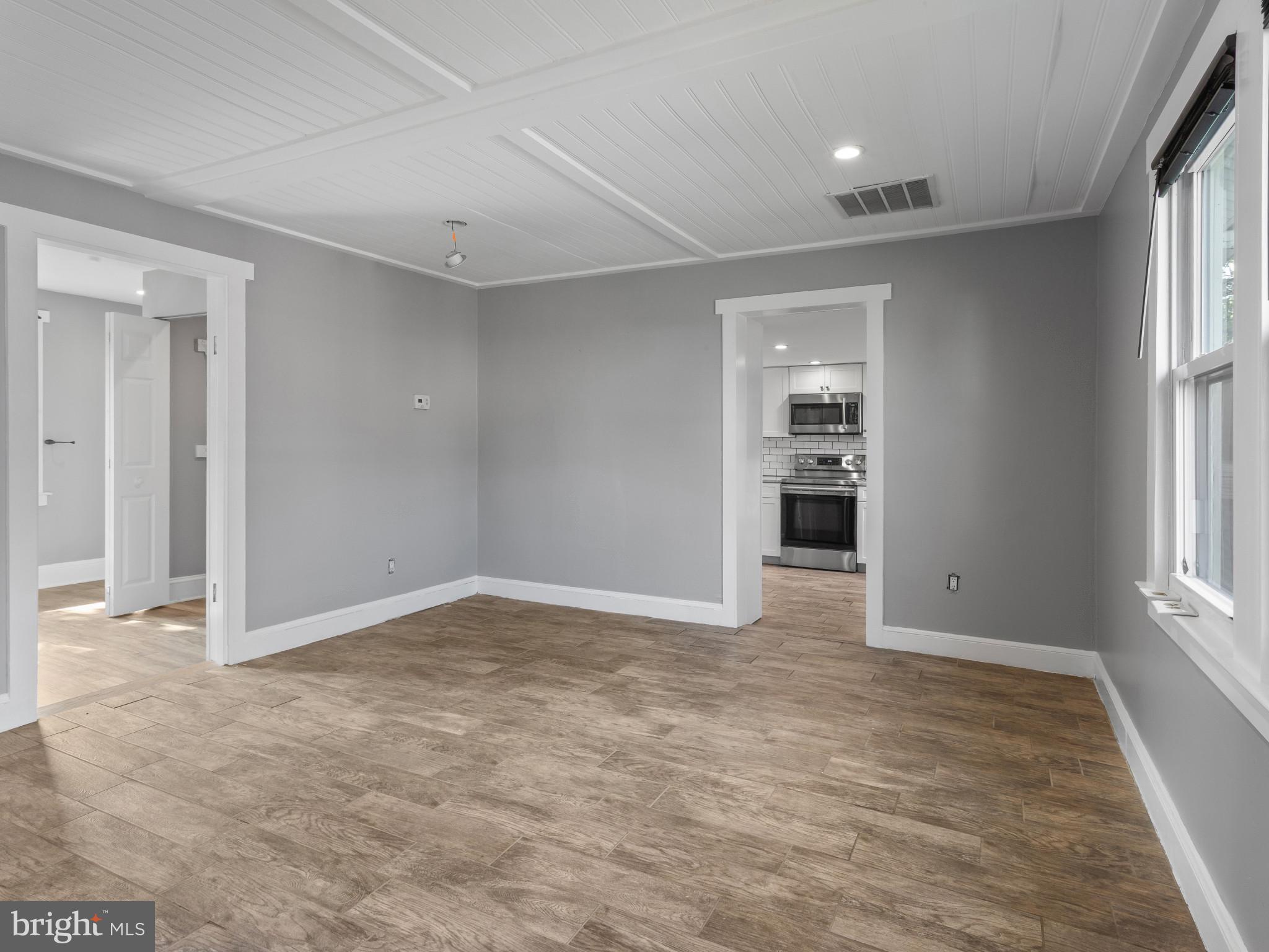 WOODLAND BEACH - Residential