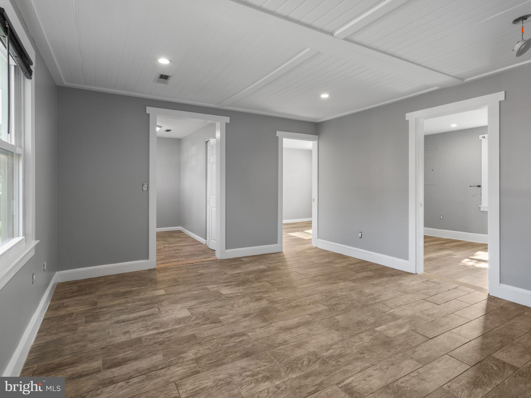 WOODLAND BEACH - Residential