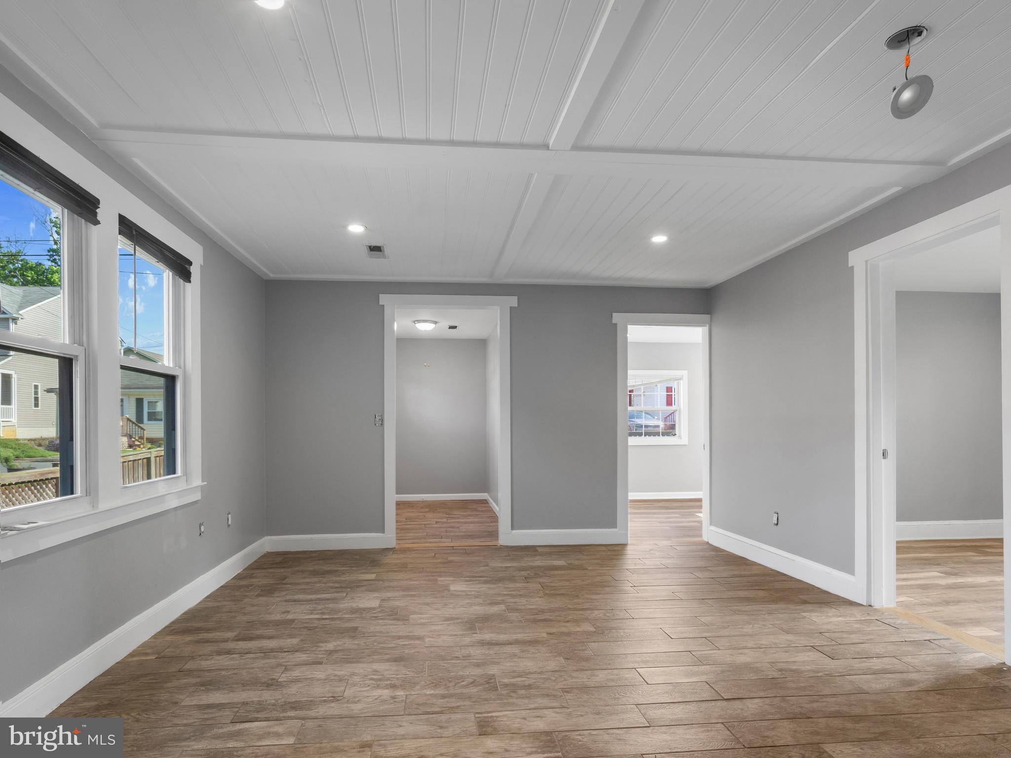 WOODLAND BEACH - Residential