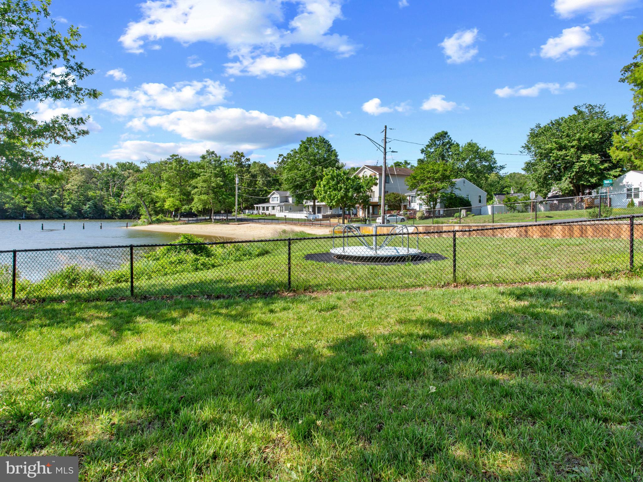 WOODLAND BEACH - Residential