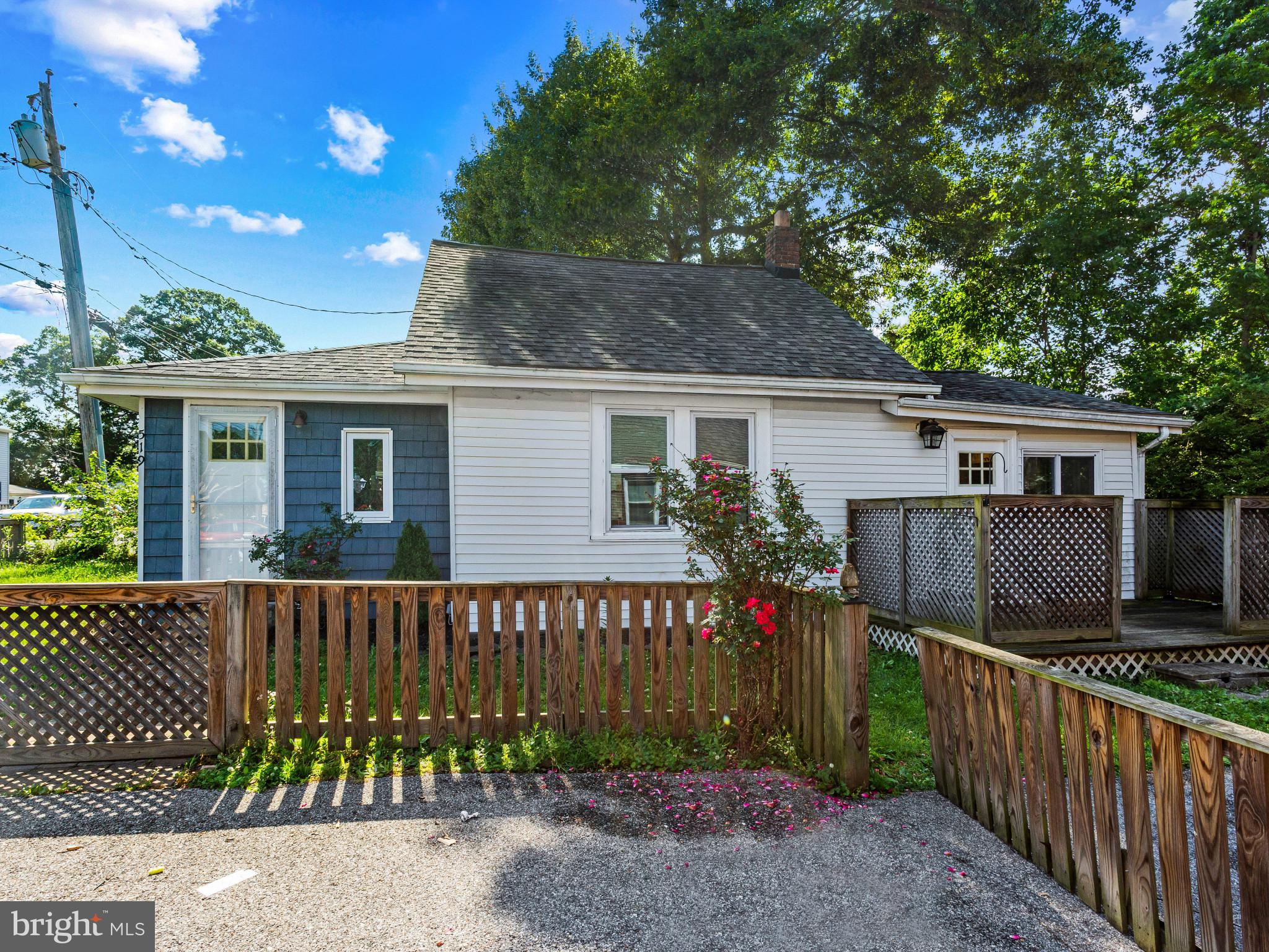 WOODLAND BEACH - Residential