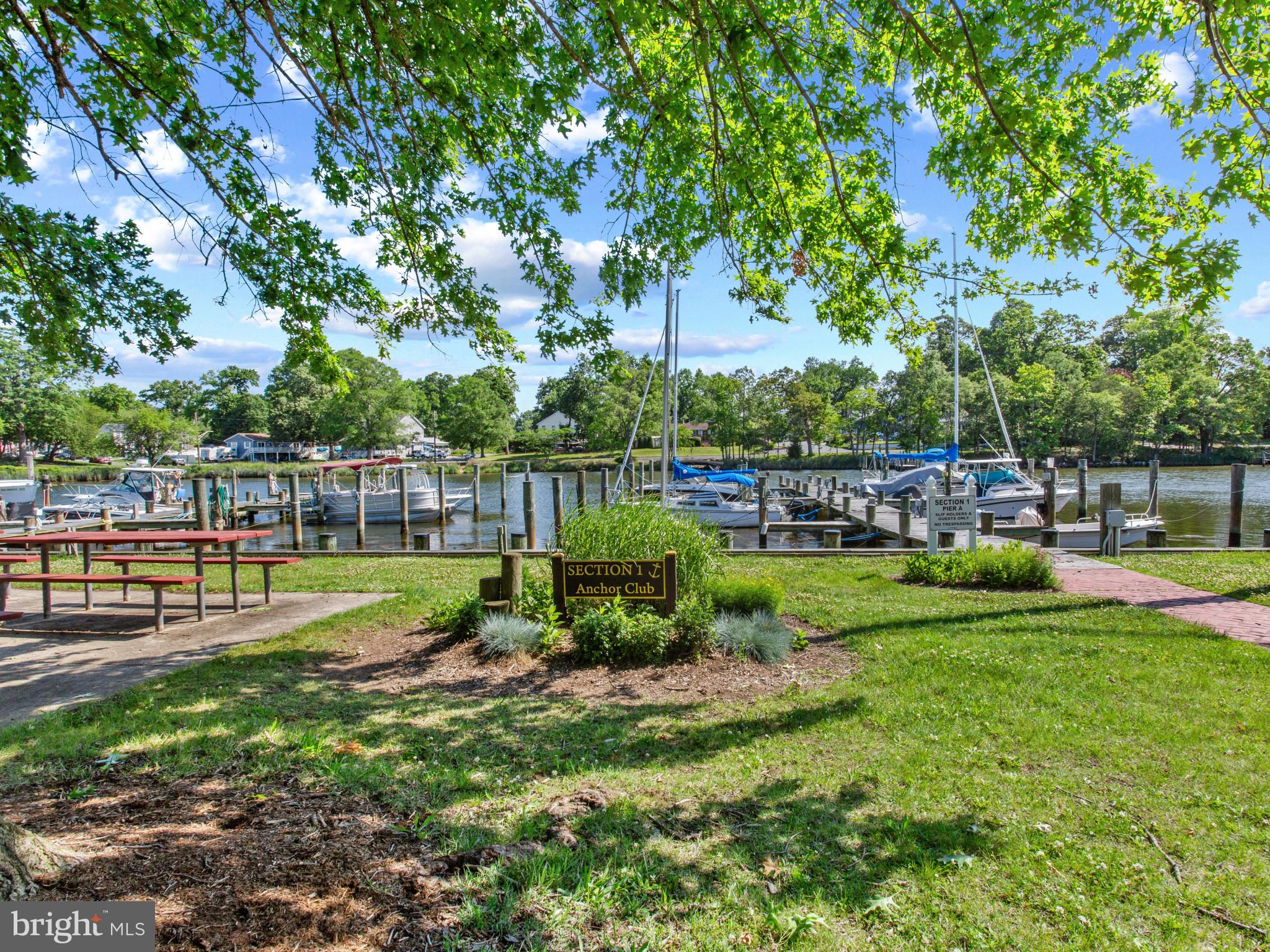 WOODLAND BEACH - Residential